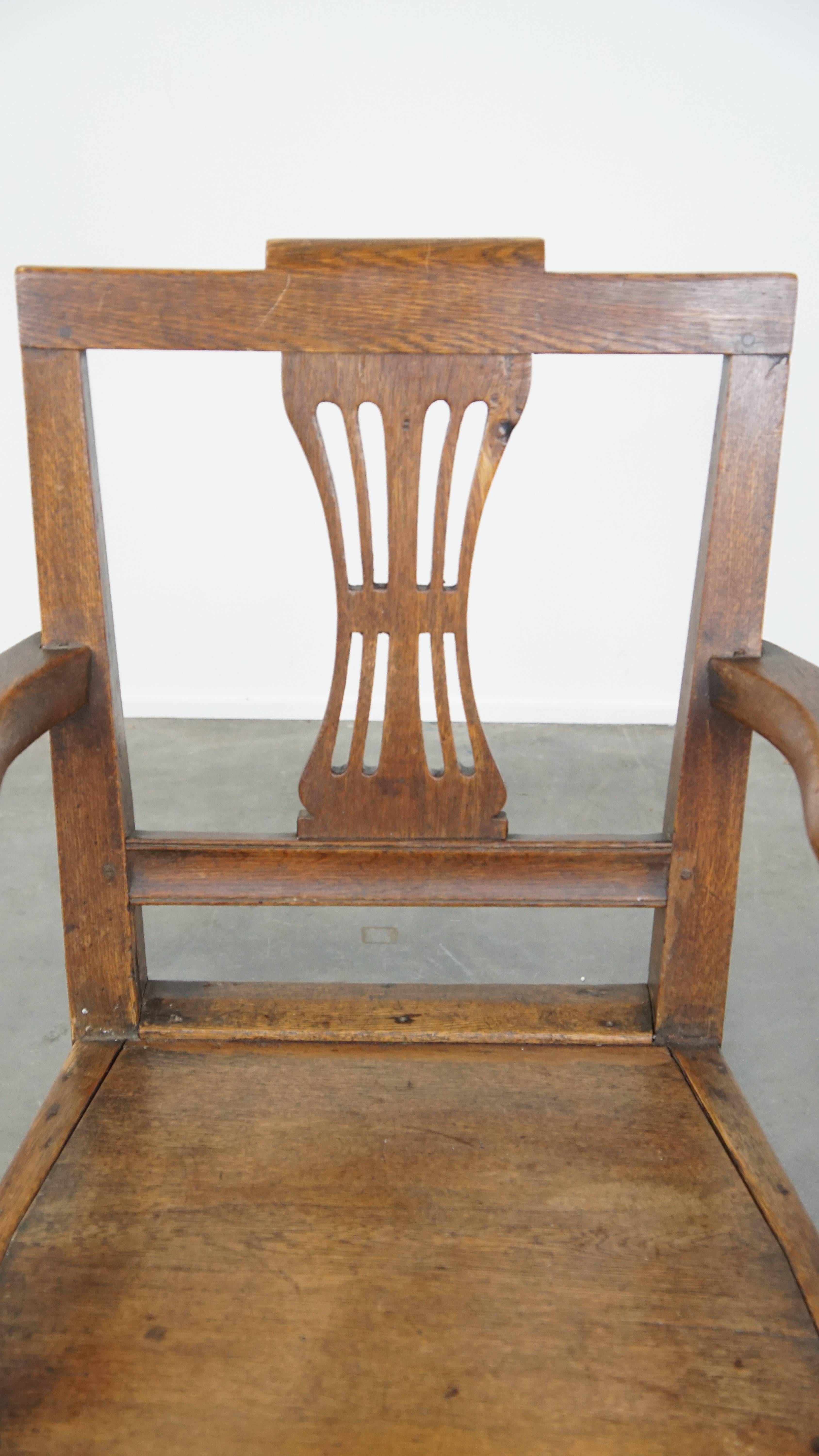 Antique 18th-century English oak armchair with armrests and an ornament For Sale 6