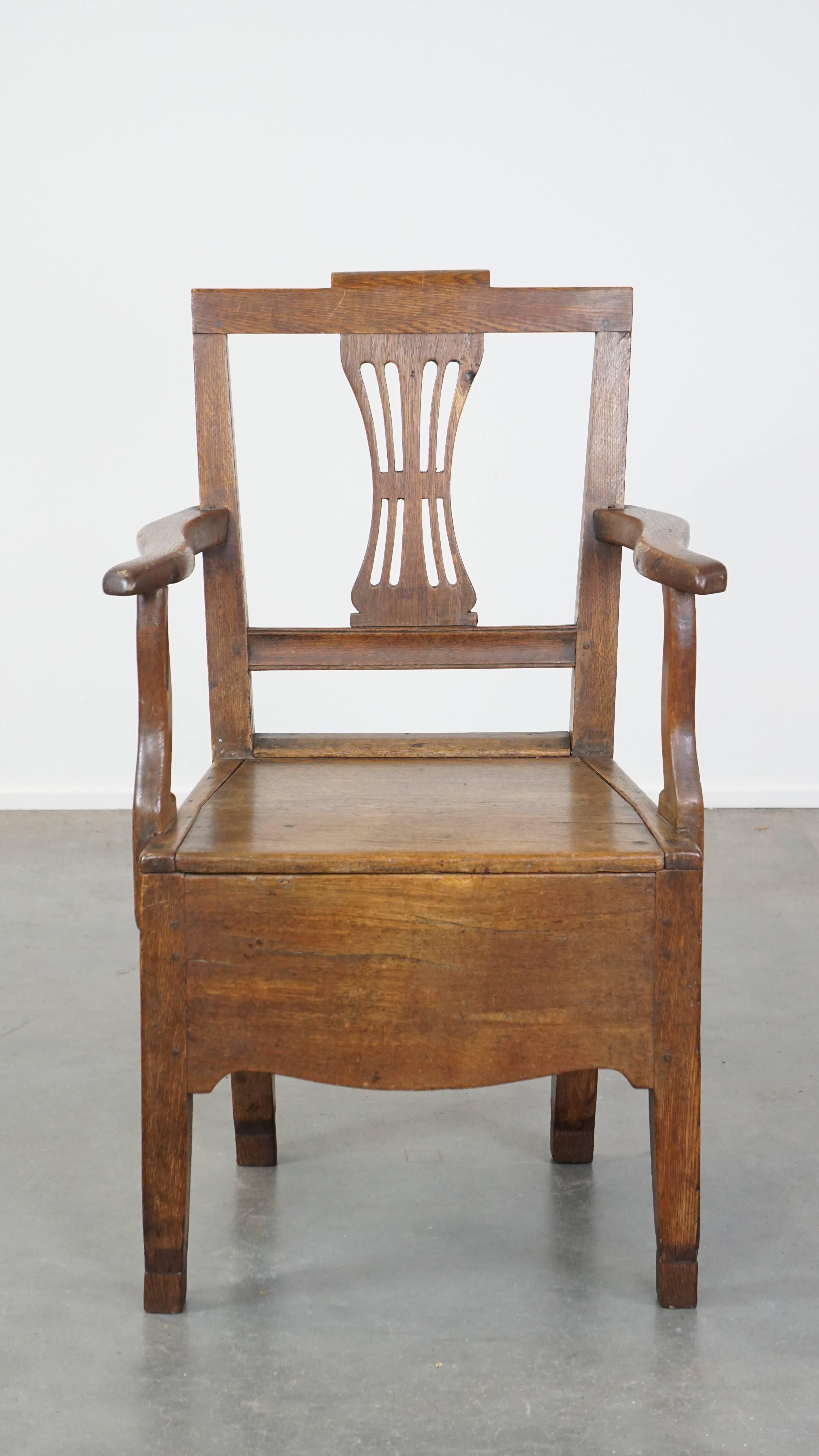 This fantastic antique English side chair, dating from the late 18th century, boasts a beautiful, timeless, and almost naïve design. In our opinion, it should be included in any interior. The chair features armrests and a lovely ornament on the