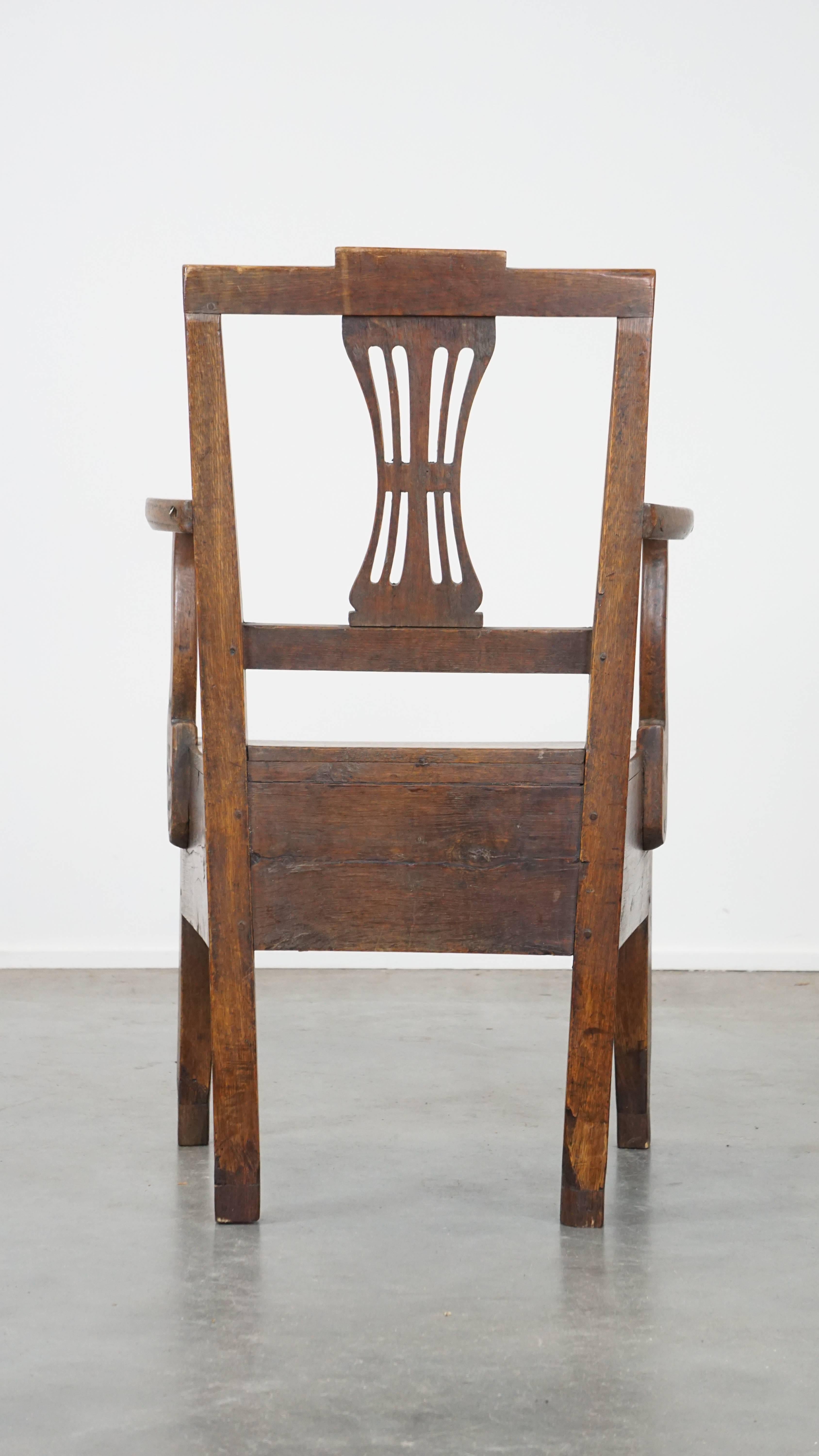 Antique 18th-century English oak armchair with armrests and an ornament In Good Condition For Sale In Harderwijk, NL