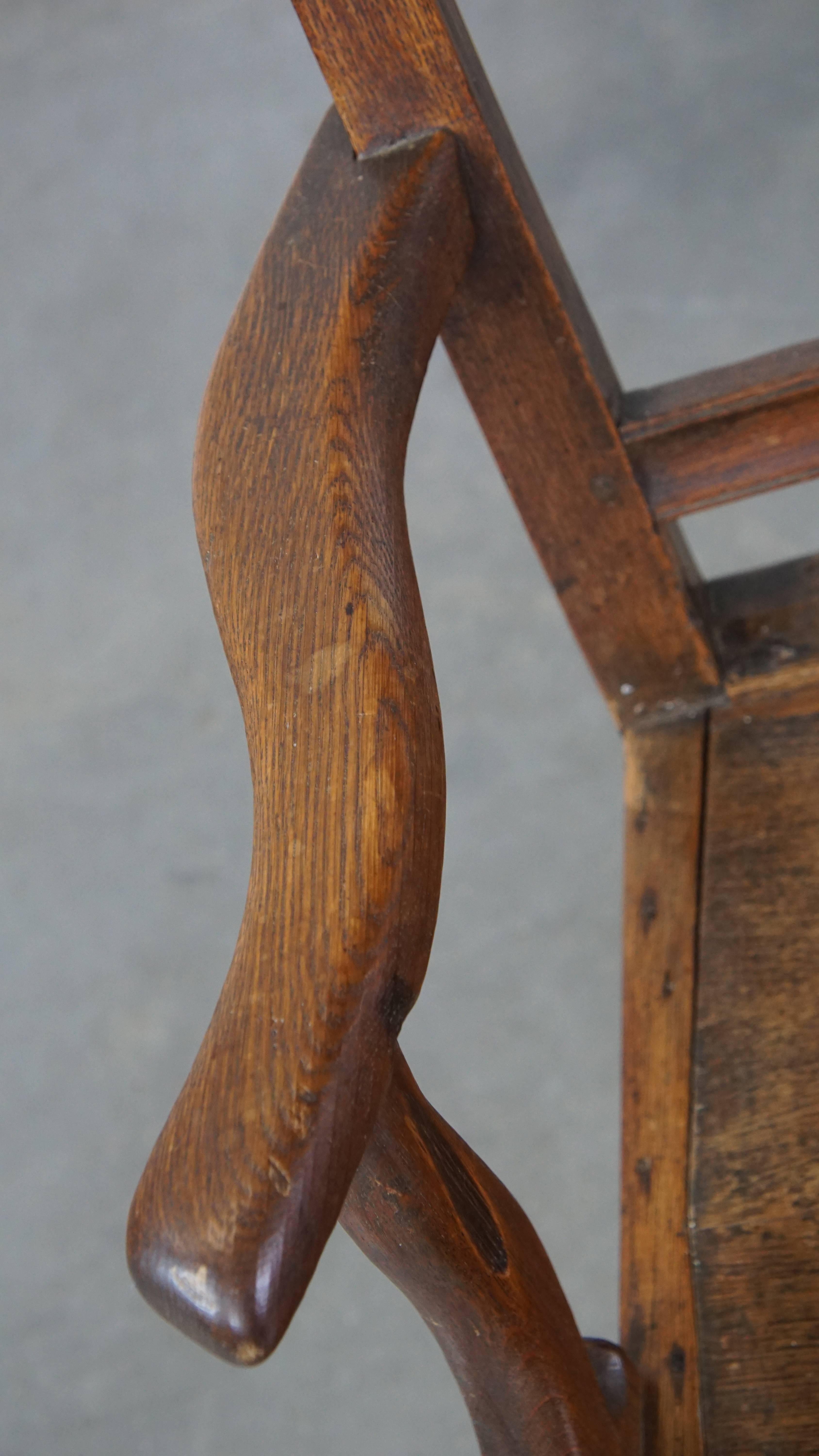 Antique 18th-century English oak armchair with armrests and an ornament For Sale 1