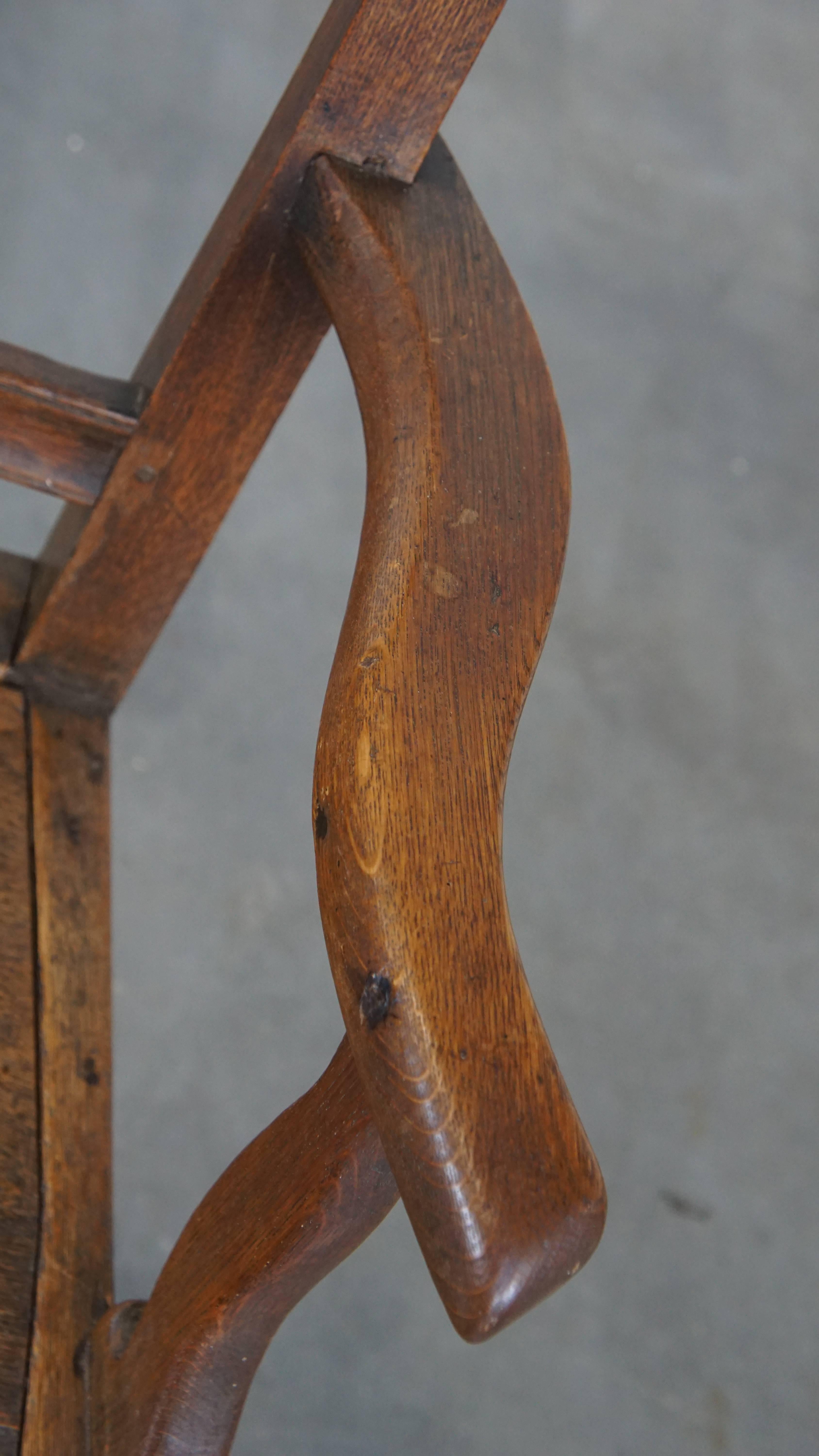 Antique 18th-century English oak armchair with armrests and an ornament For Sale 2