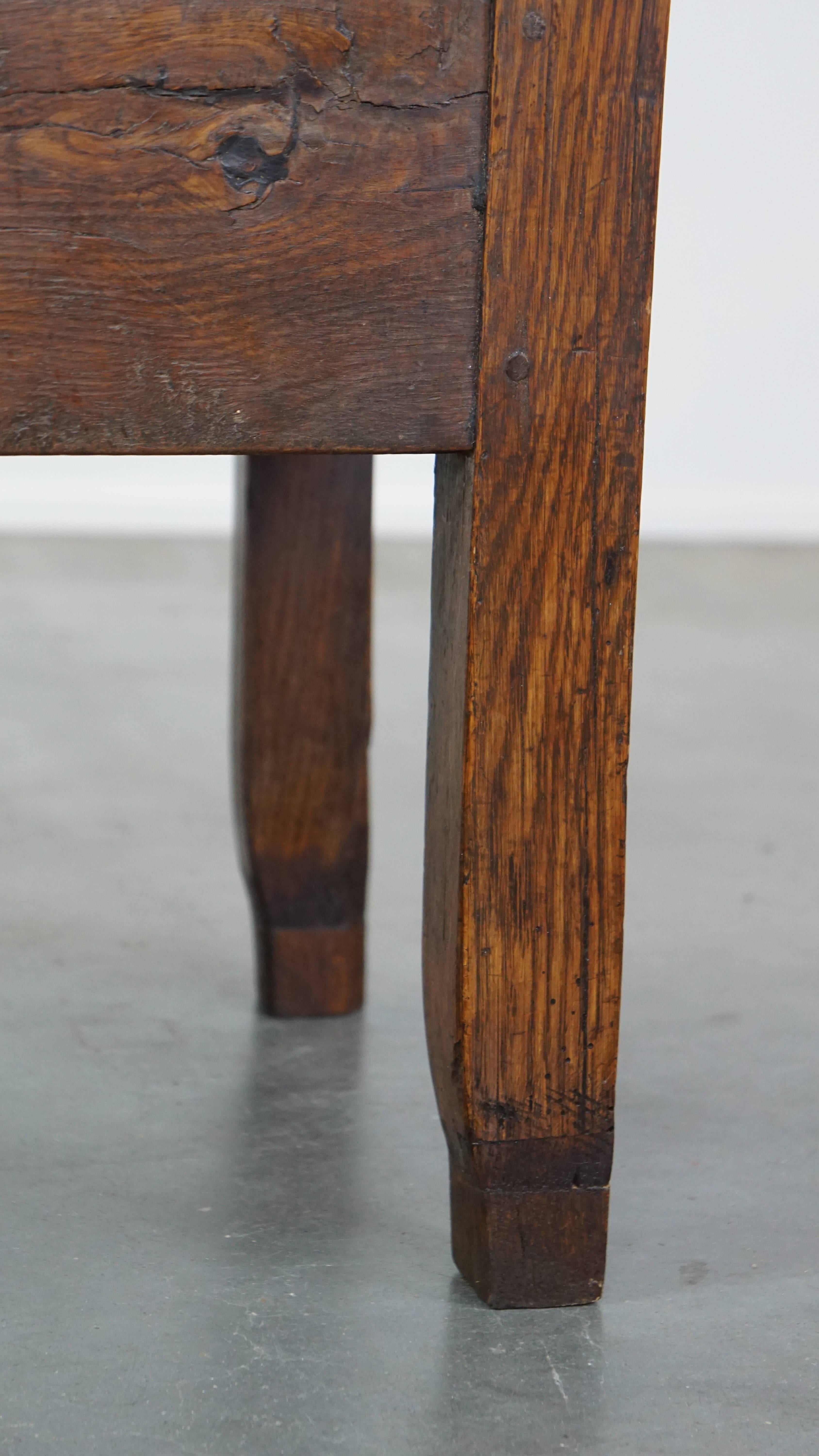 Antique 18th-century English oak armchair with armrests and an ornament For Sale 3