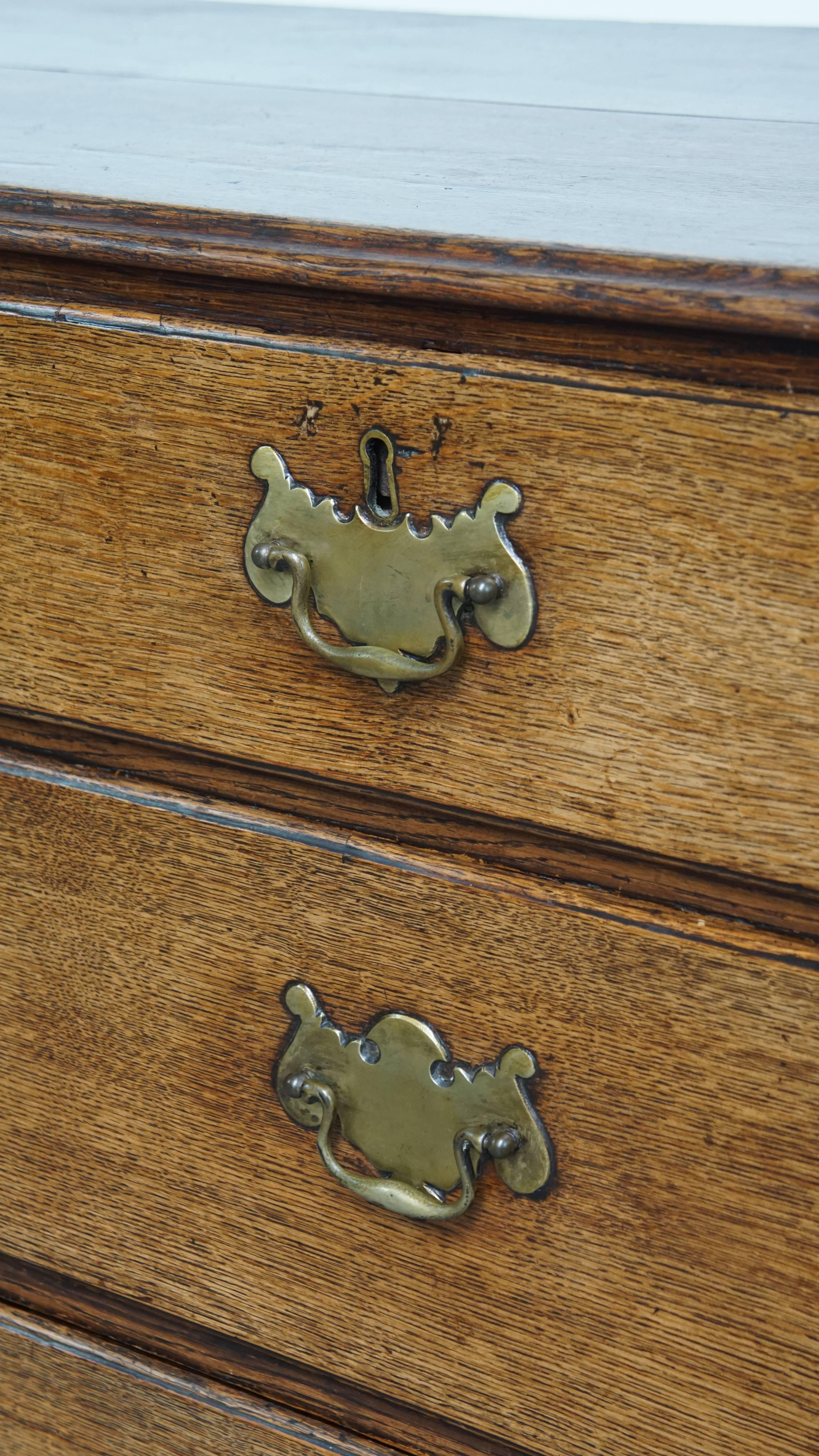 Antico cassettone in Oak inglese del XVIII secolo in vendita 3
