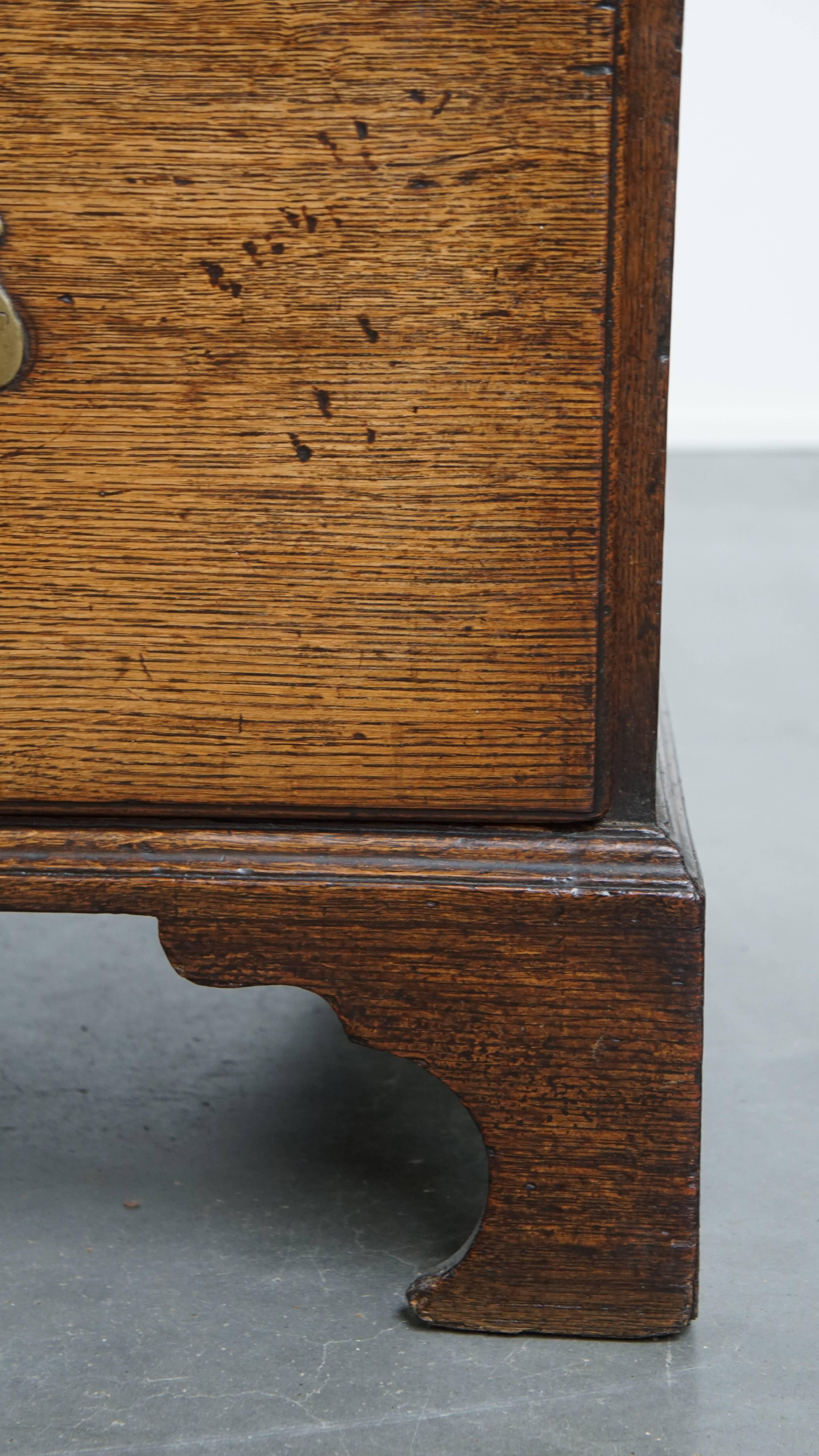 Antico cassettone in Oak inglese del XVIII secolo in vendita 4