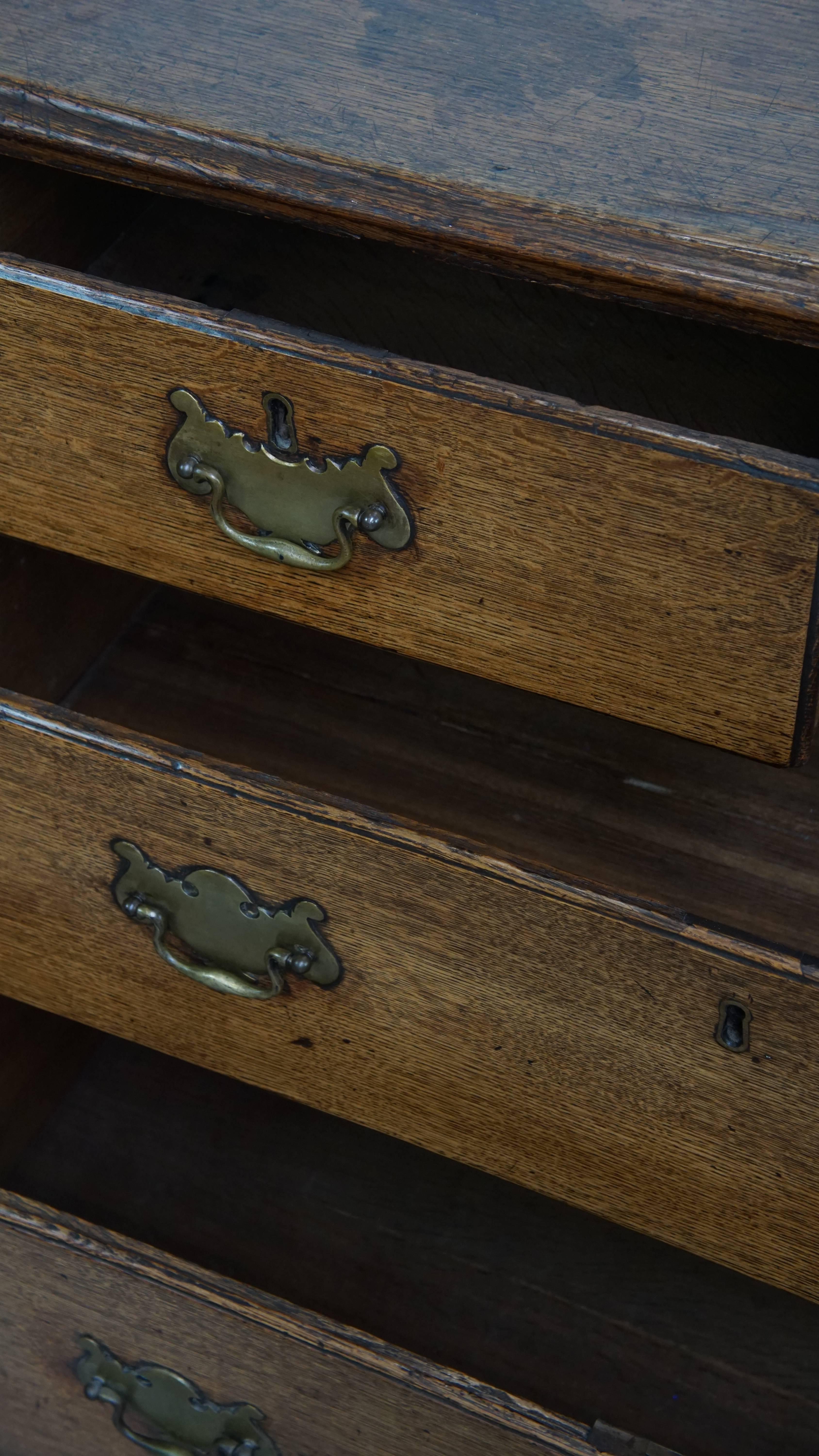 Antico cassettone in Oak inglese del XVIII secolo in vendita 8