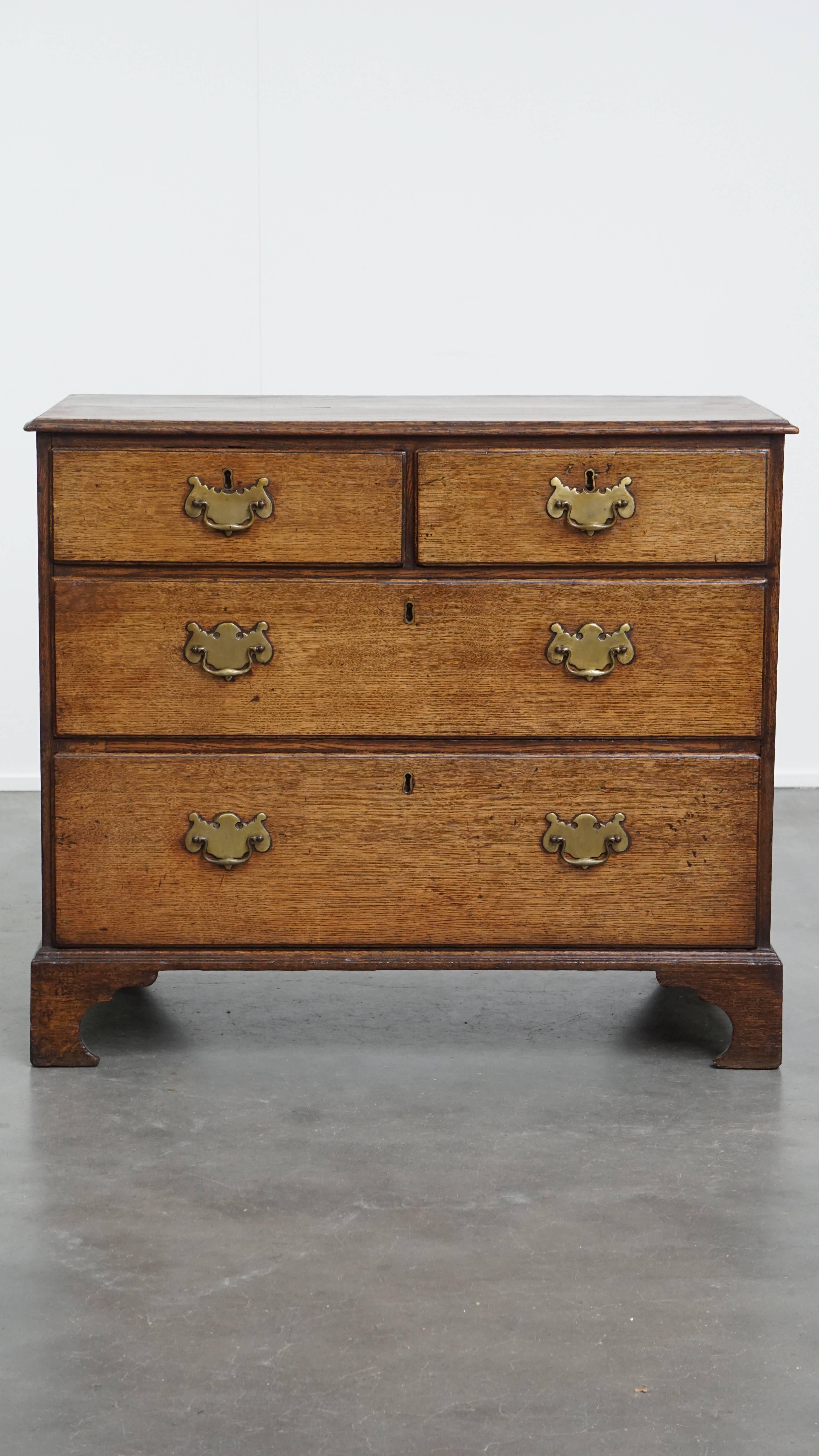 In offerta c'è questa bellissima cassettiera in rovere inglese del XVIII secolo con dettagli originali. Questa splendida cassapanca antica inglese, realizzata in legno di quercia nel XVIII secolo, è un'aggiunta meravigliosa a qualsiasi interno. Si