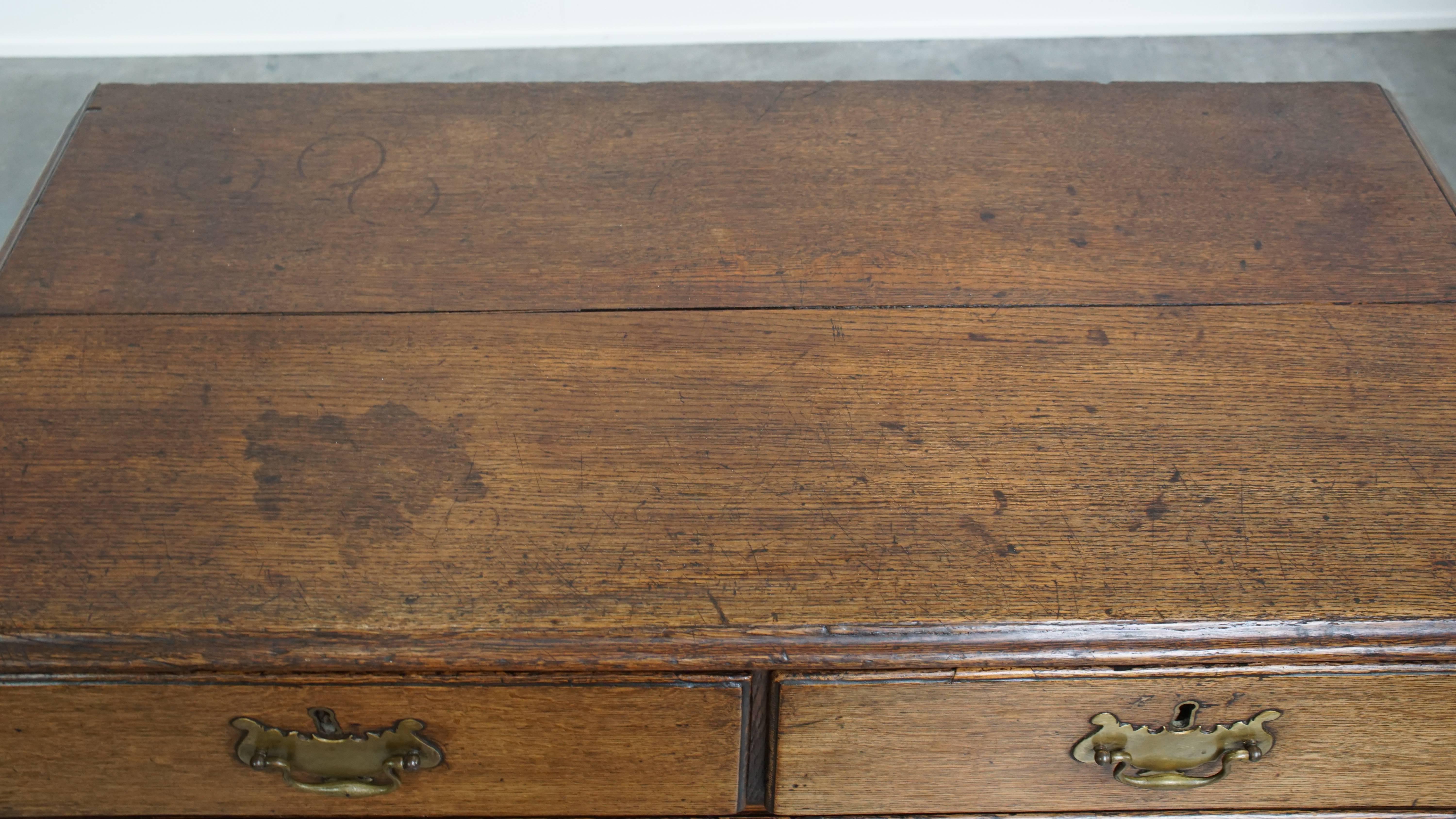 Fino al XVIII secolo Antico cassettone in Oak inglese del XVIII secolo in vendita