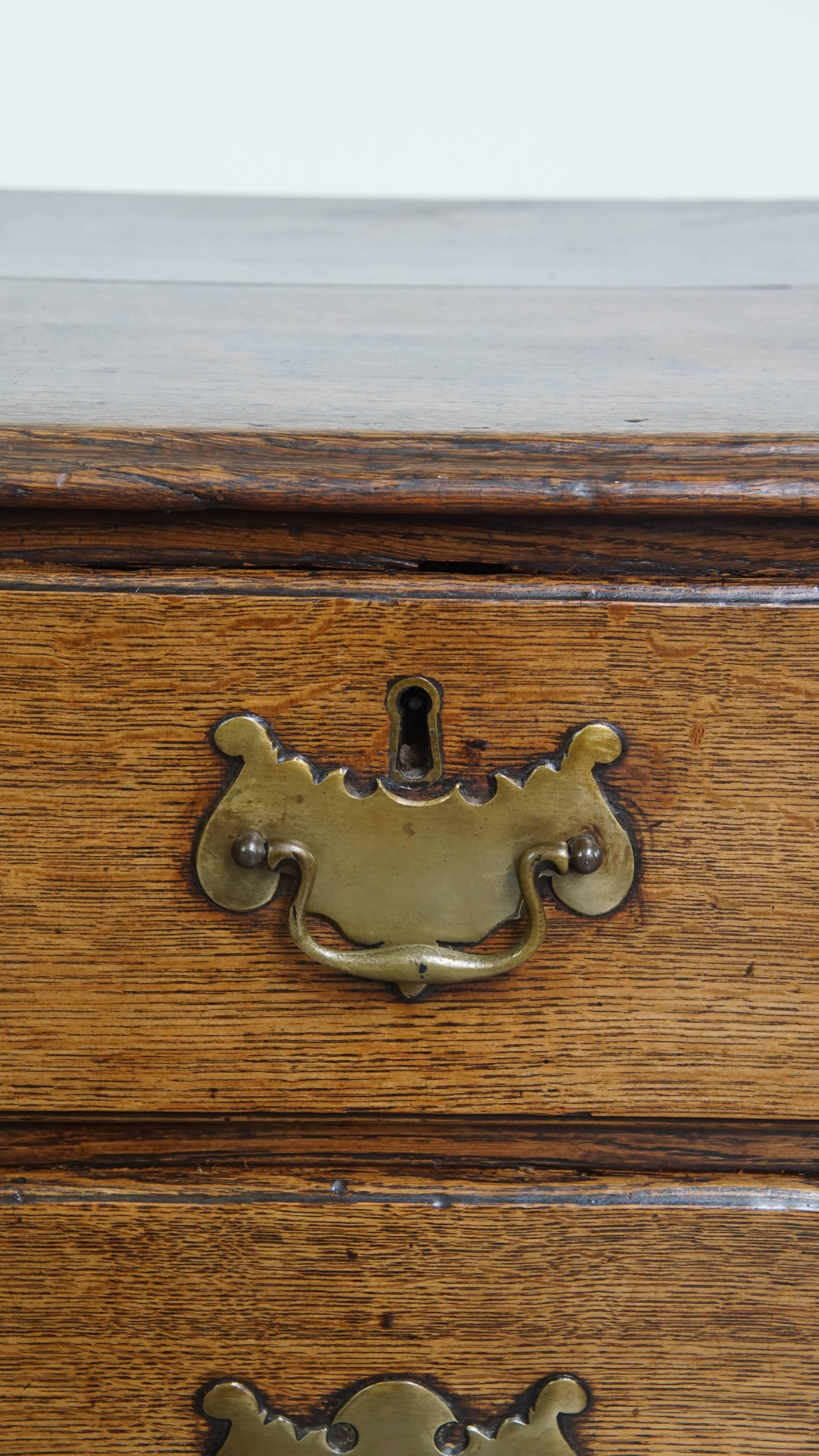 Antico cassettone in Oak inglese del XVIII secolo in vendita 2