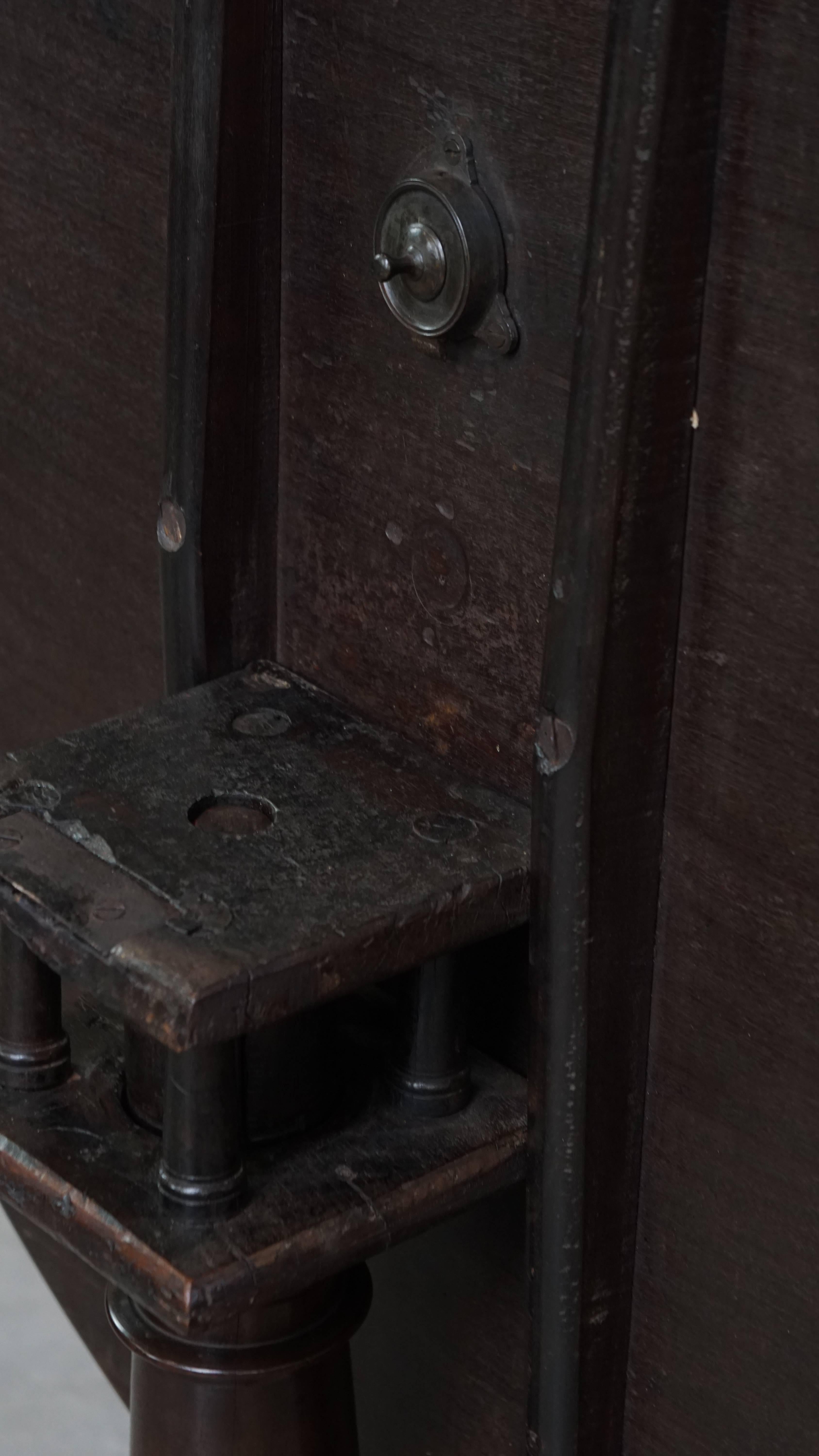 Ancienne table pivotante à plateau basculant en forme de cage d'oiseau et à pied en tonneau du 18e siècle anglais en vente 3