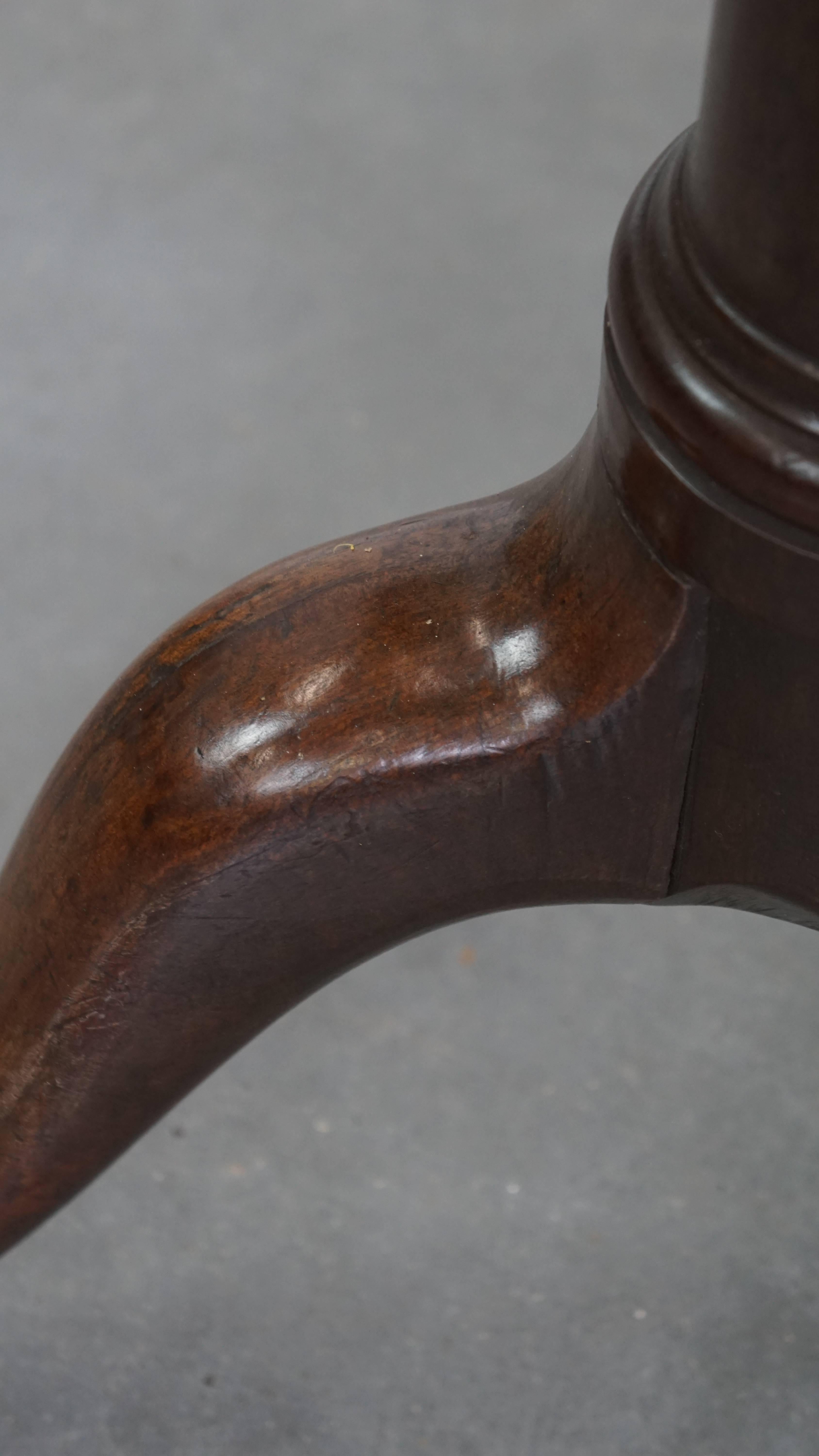 Ancienne table pivotante à plateau basculant en forme de cage d'oiseau et à pied en tonneau du 18e siècle anglais en vente 4