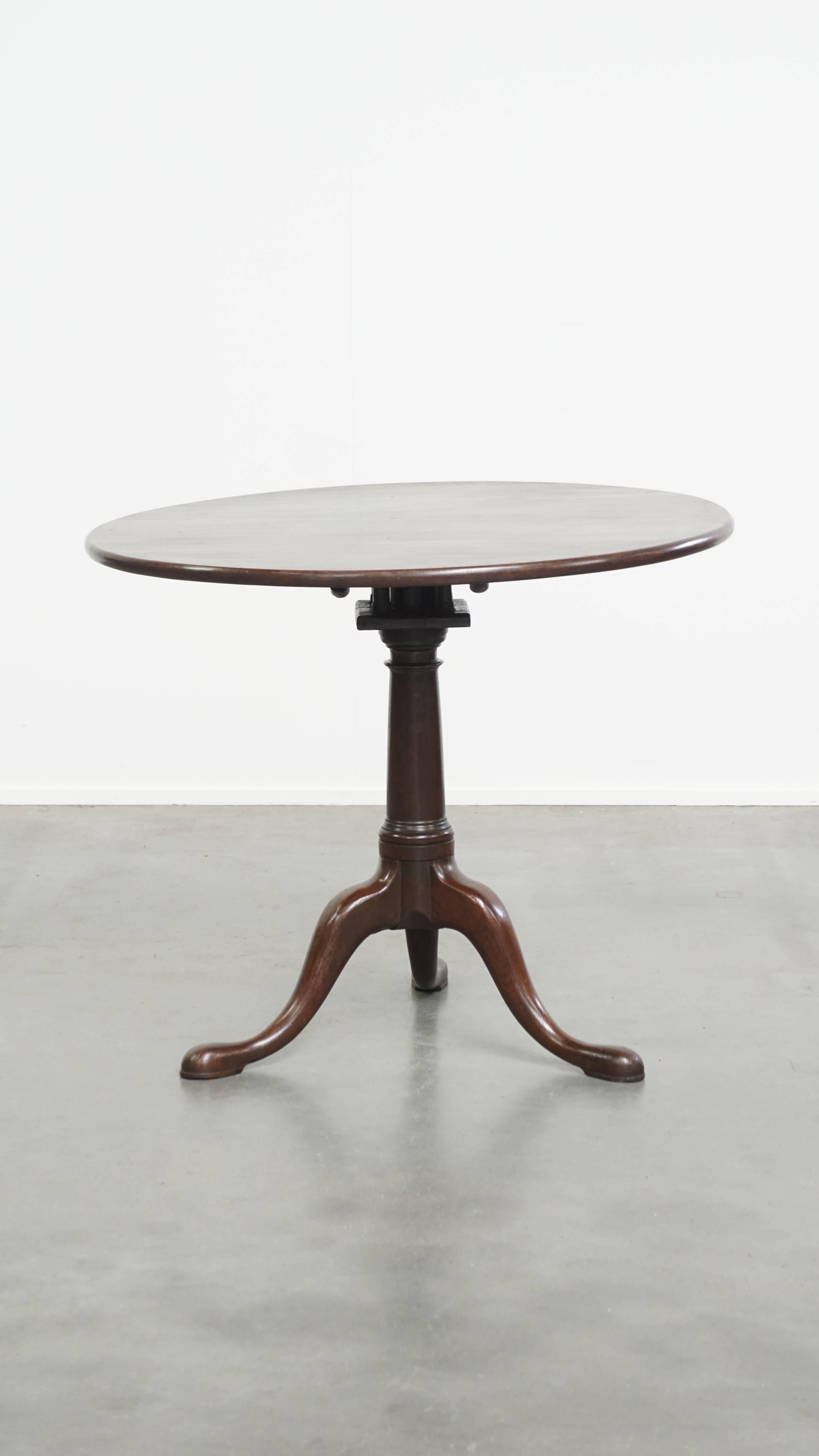 Cette exceptionnelle table anglaise à plateau basculant du XVIIIe siècle présente un design pivotant rare avec un pied en tonneau et une base originale en forme de cage d'oiseau. Cette pièce peu commune et très recherchée est dotée d'une jambe dite