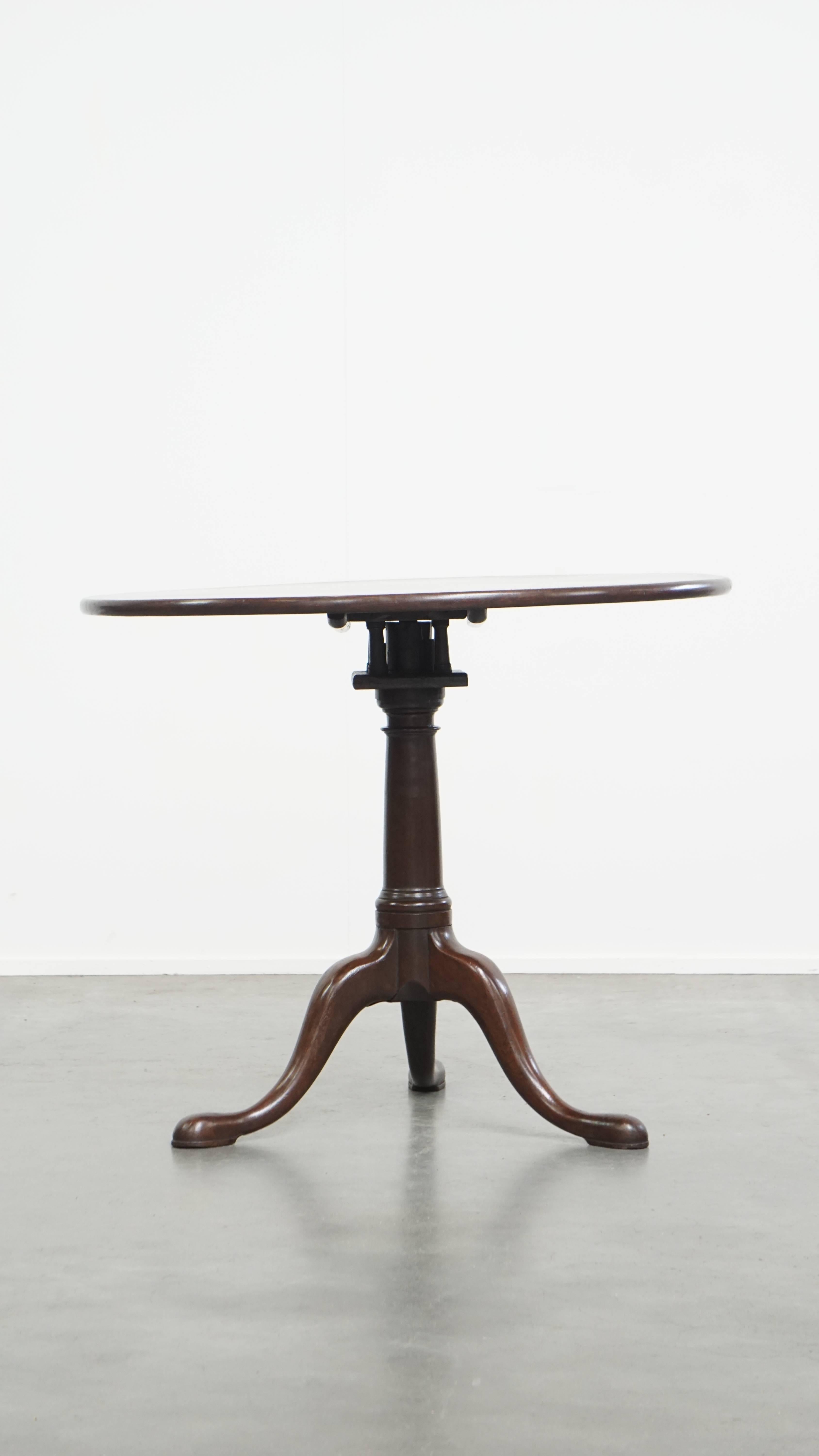 Romain classique Ancienne table pivotante à plateau basculant en forme de cage d'oiseau et à pied en tonneau du 18e siècle anglais en vente