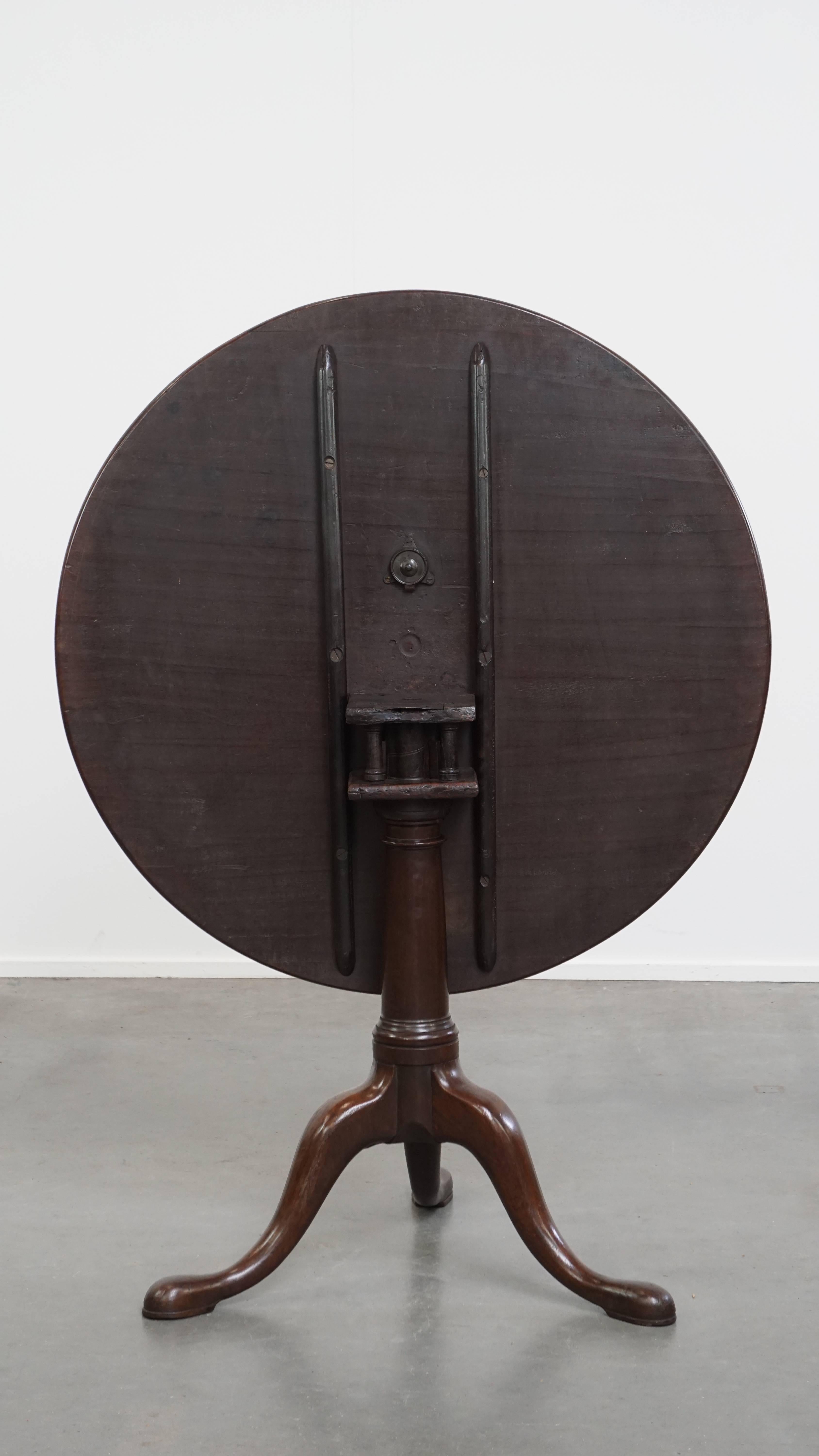 XVIIIe siècle et antérieur Ancienne table pivotante à plateau basculant en forme de cage d'oiseau et à pied en tonneau du 18e siècle anglais en vente