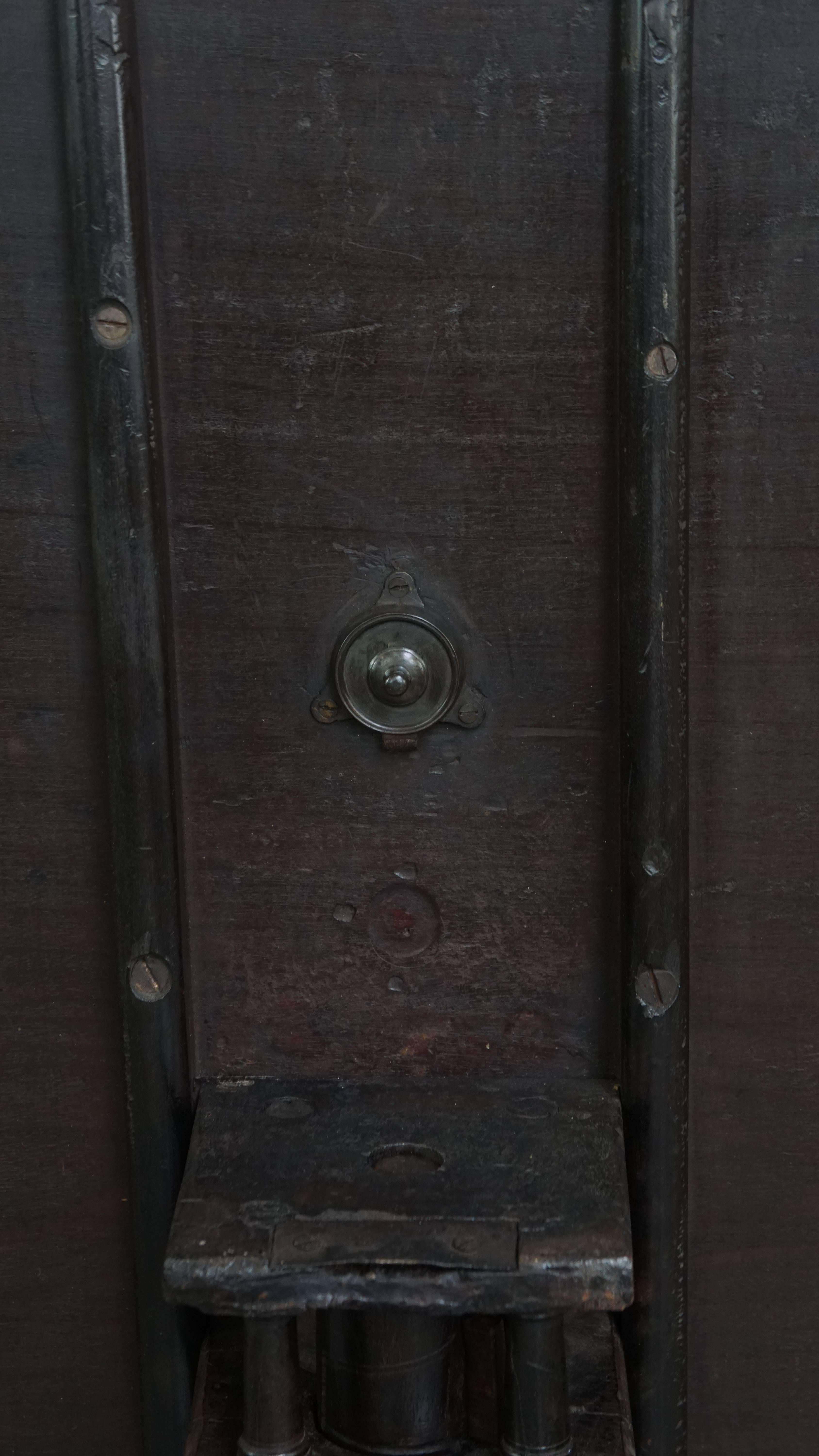 Bois Ancienne table pivotante à plateau basculant en forme de cage d'oiseau et à pied en tonneau du 18e siècle anglais en vente