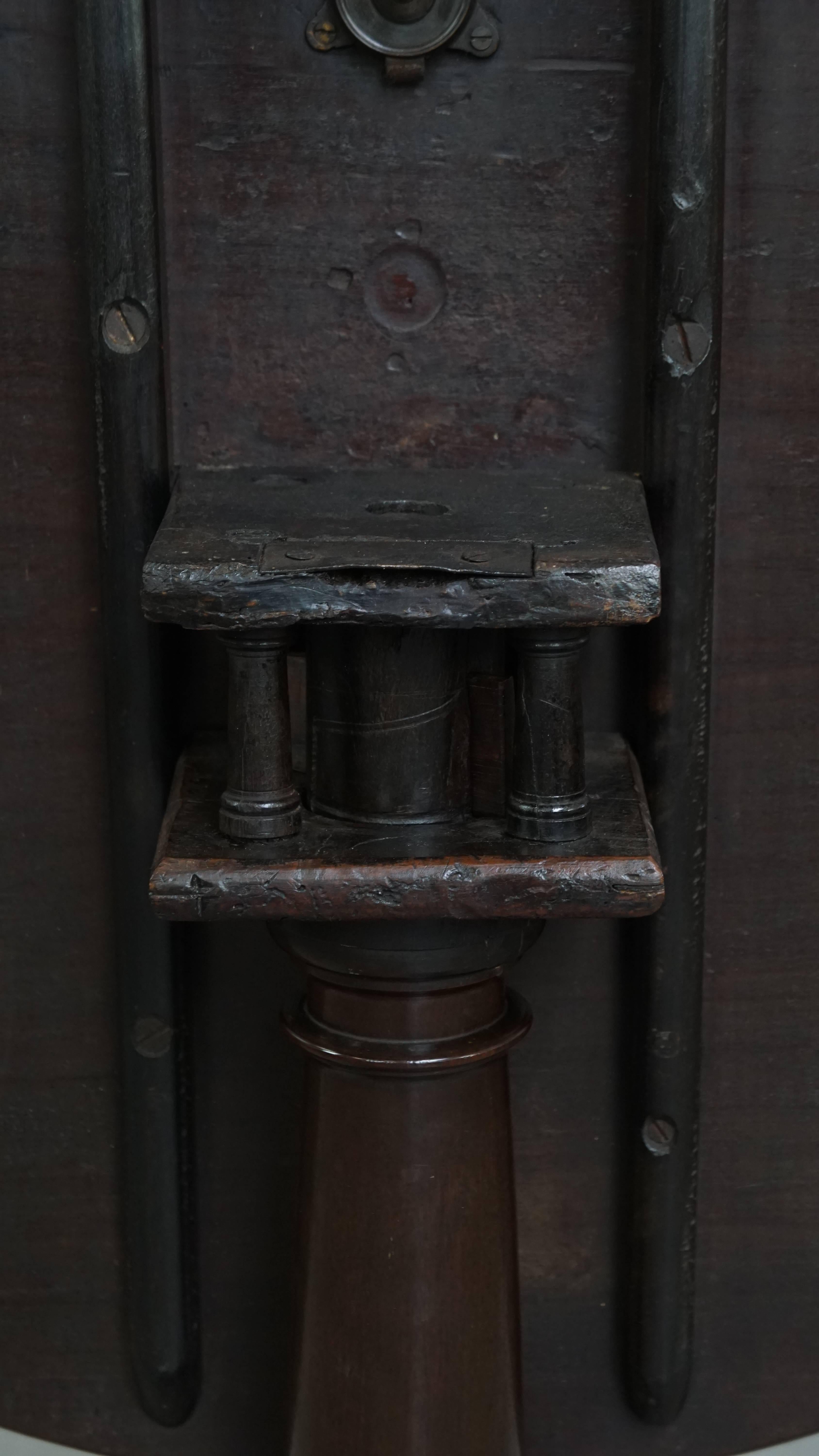 Ancienne table pivotante à plateau basculant en forme de cage d'oiseau et à pied en tonneau du 18e siècle anglais en vente 1