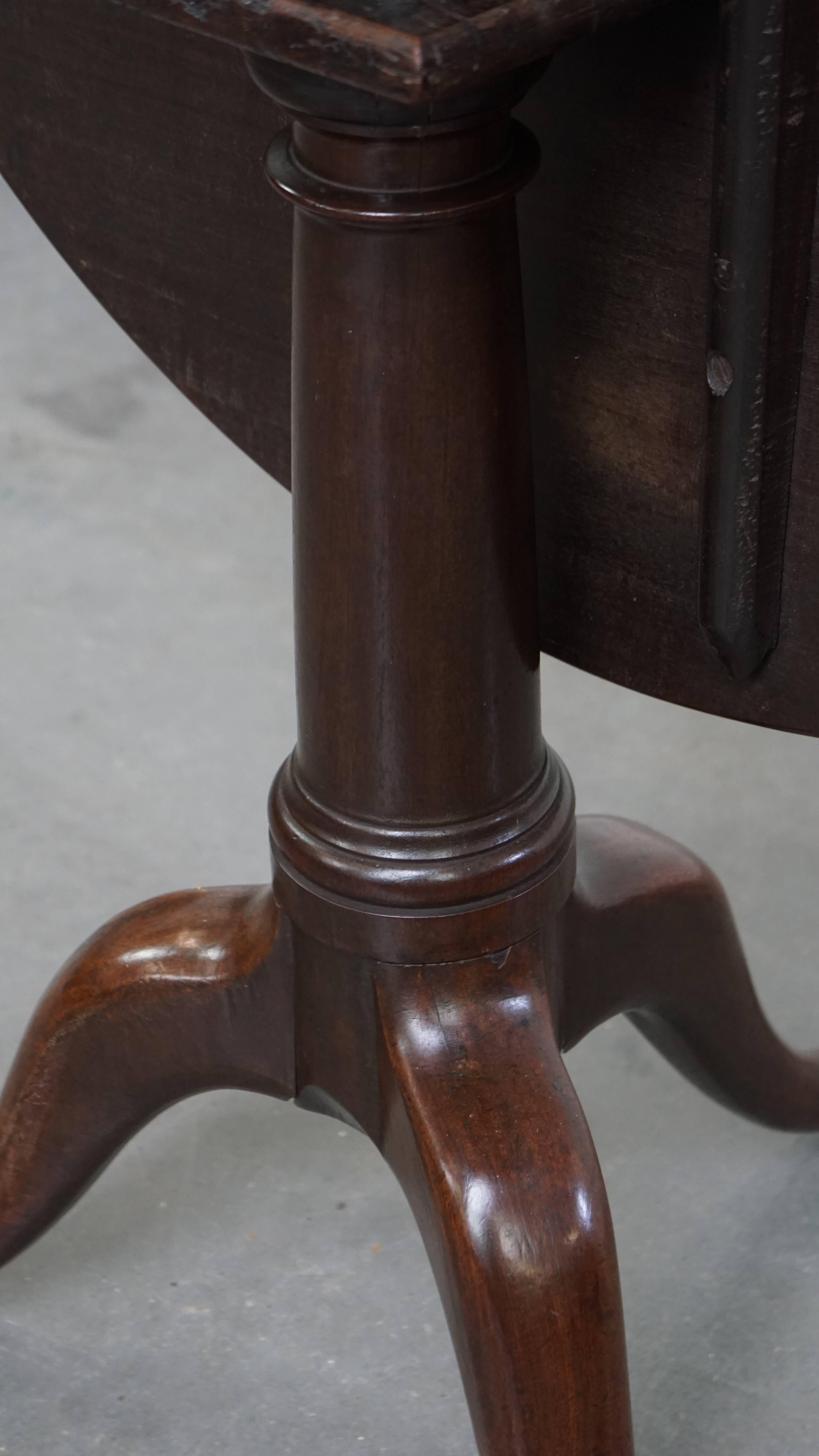 Ancienne table pivotante à plateau basculant en forme de cage d'oiseau et à pied en tonneau du 18e siècle anglais en vente 2
