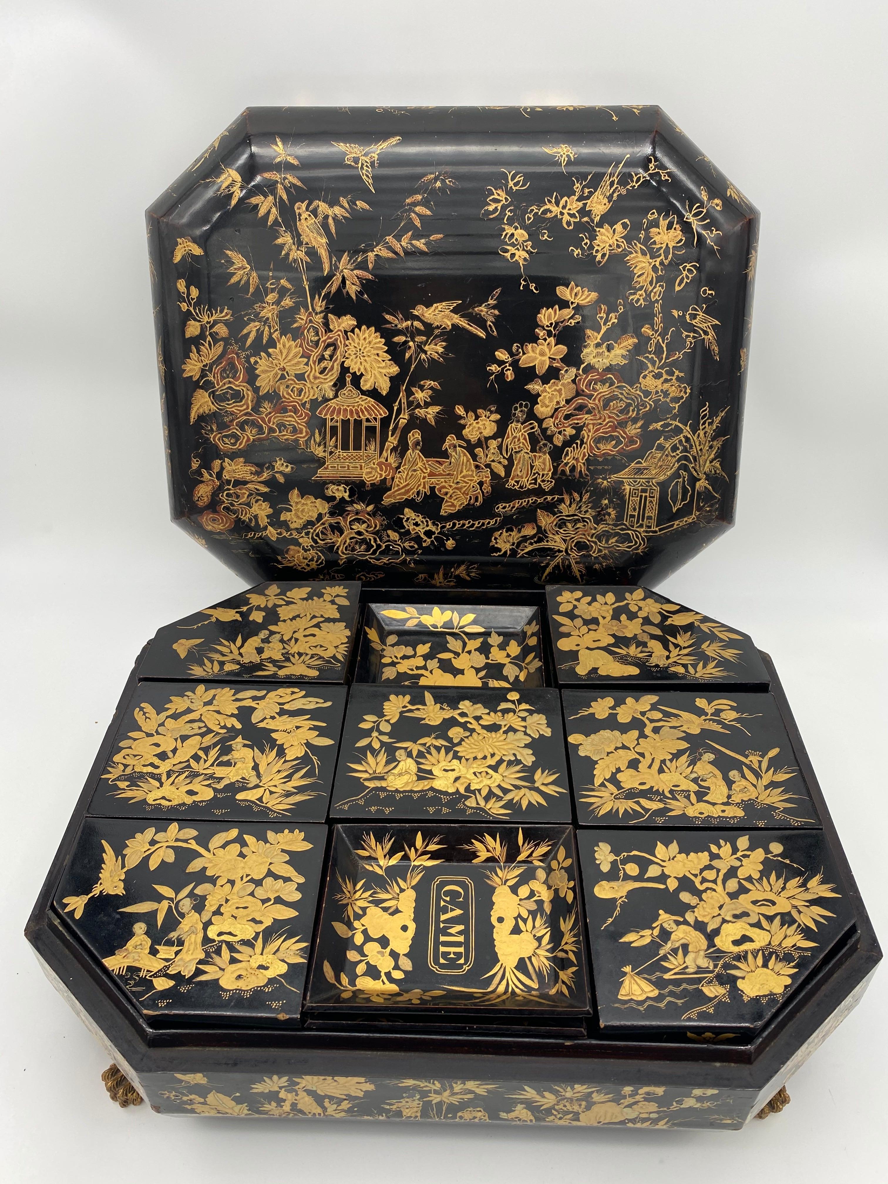 Antike chinesische Export-Spielkasten aus lackiertem Lack aus dem 18. Jahrhundert im Zustand „Gut“ im Angebot in Brea, CA