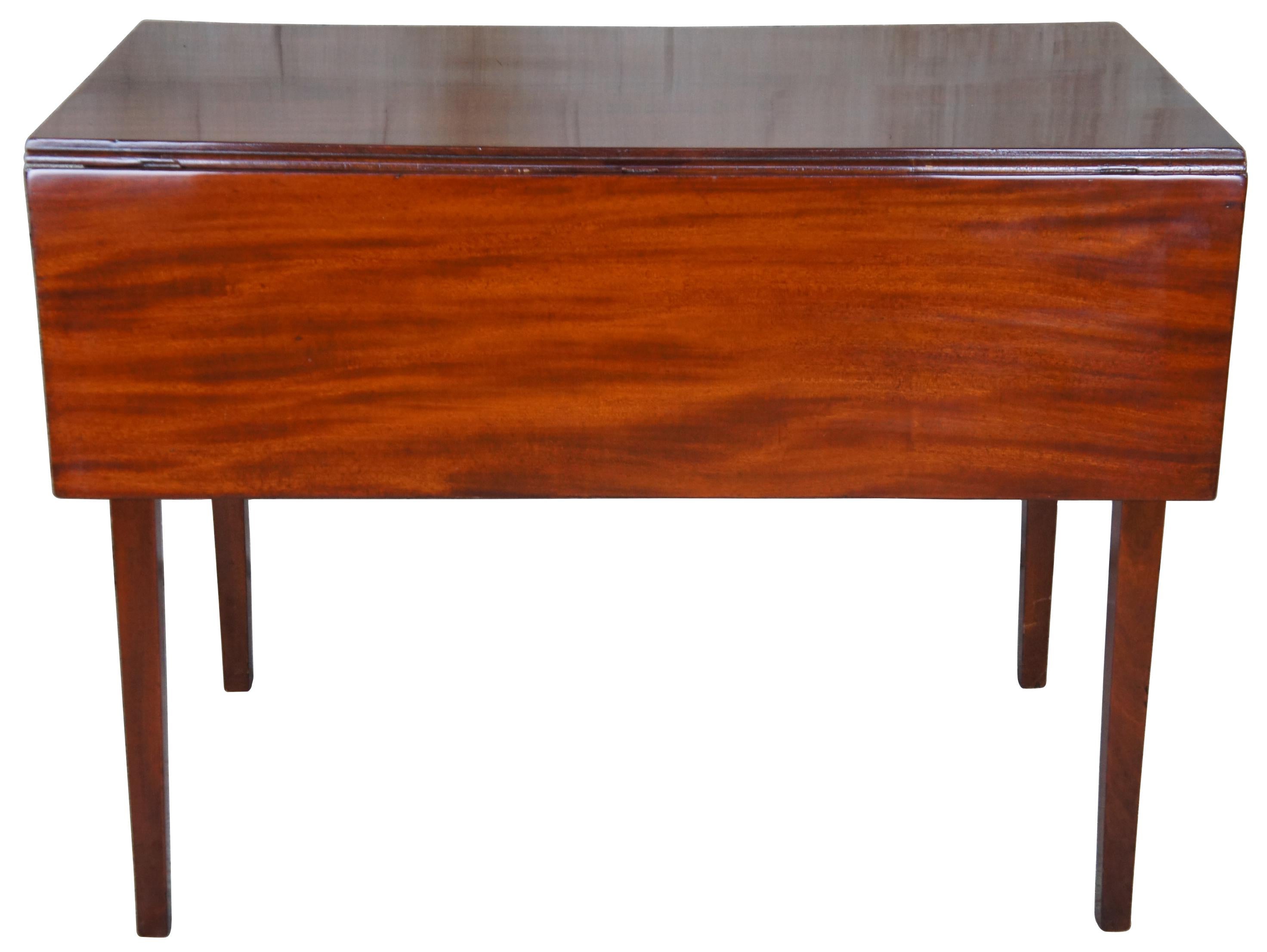 Late 18th to Early 19th century Federal drop leaf table. A rectangular form made from mahogany with golden banding. The table is supported by square tapered legs. 

Measures: 28.5