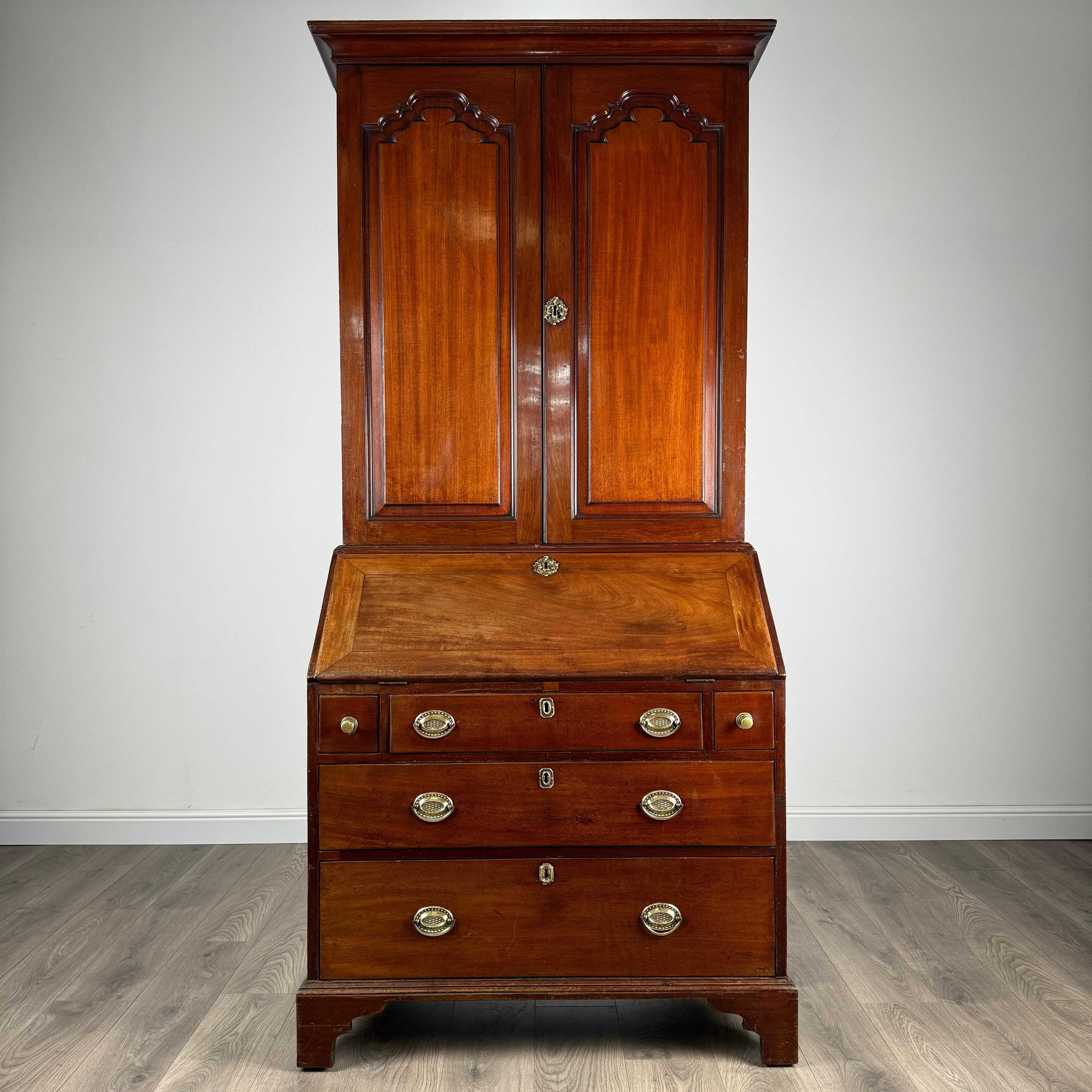 Trasportati nell'eleganza del XVIII secolo con questa eccezionale libreria bureau in mogano antico, realizzata intorno al 1790, che vanta un ricco patrimonio e una qualità superiore. Questo affascinante mobile è un vero capolavoro, perfetto per