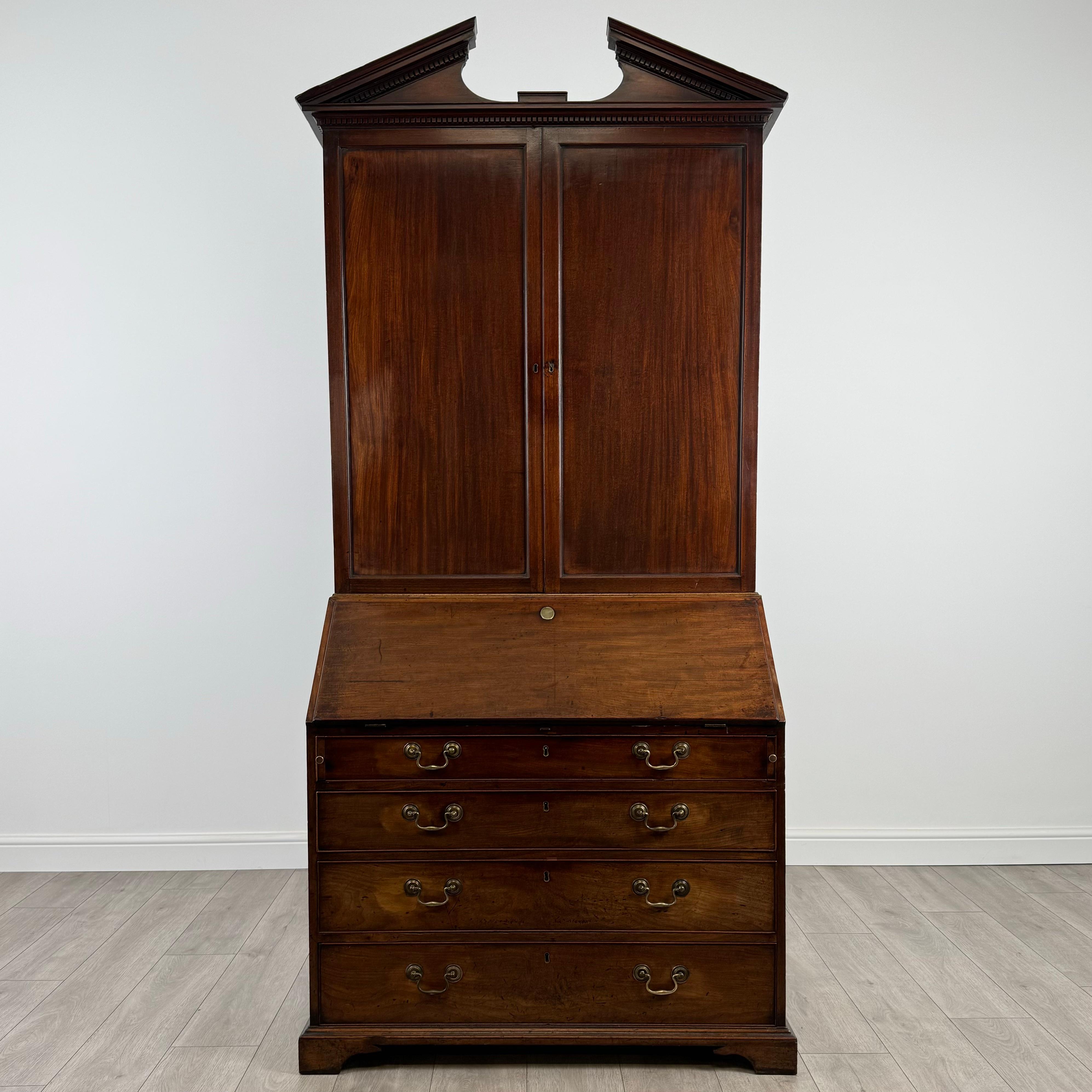 Cette exceptionnelle bibliothèque-bureau en acajou du XVIIIe siècle est une pièce de la plus haute qualité, témoignant d'un savoir-faire exquis et d'une élégance intemporelle. Reposant sur de solides pieds en forme d'équerre, ce bureau est à la fois