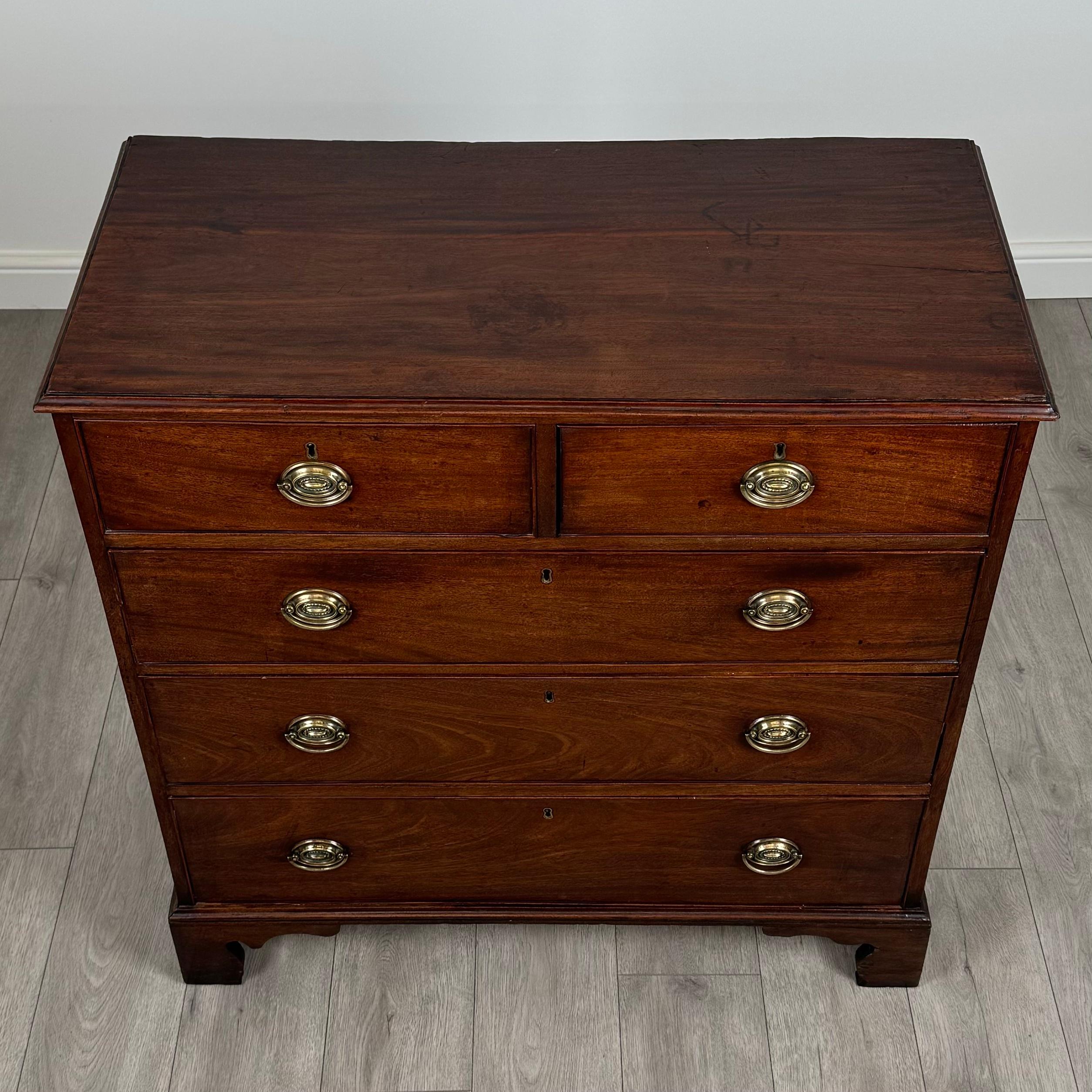 Commode ancienne du 18ème siècle en acajou ( REF AF-3657 ) en vente 4
