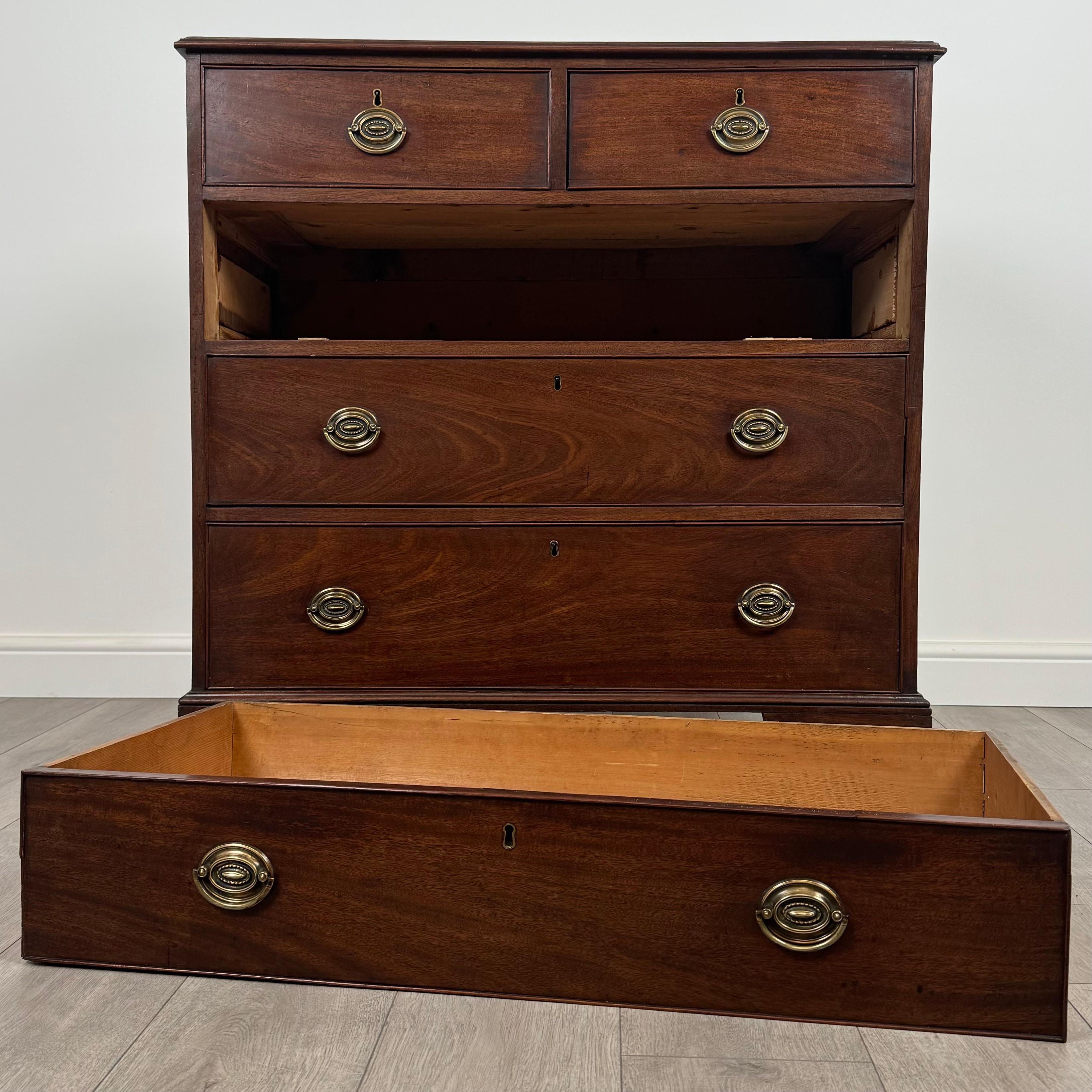 Commode ancienne du 18ème siècle en acajou ( REF AF-3657 ) en vente 5