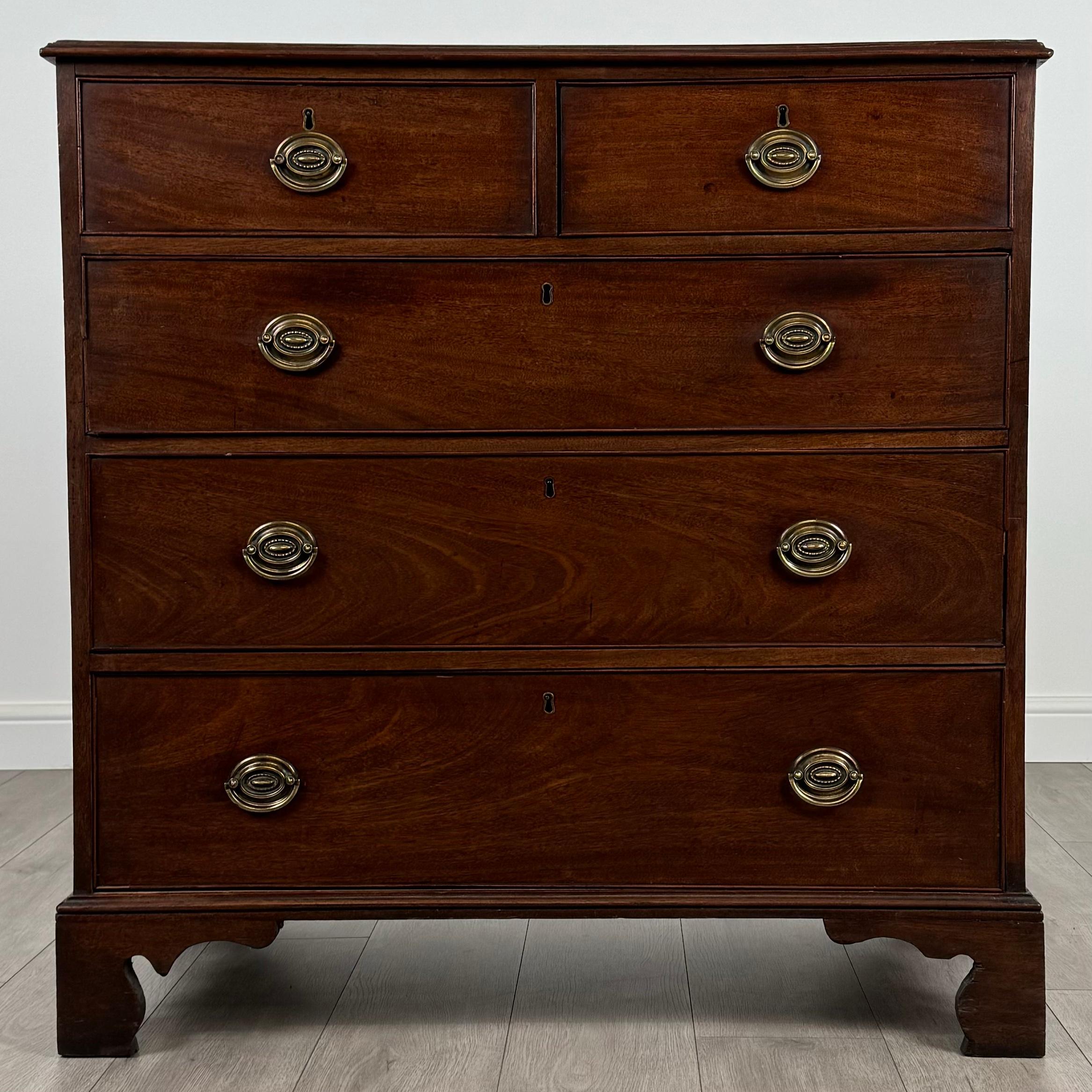 Cette exquise commode en acajou du XVIIIe siècle est un bel exemple de l'artisanat géorgien, témoignant d'une qualité exceptionnelle et d'une élégance intemporelle. 
Reposant sur des pieds en équerre classiques, le coffre est à la fois robuste et