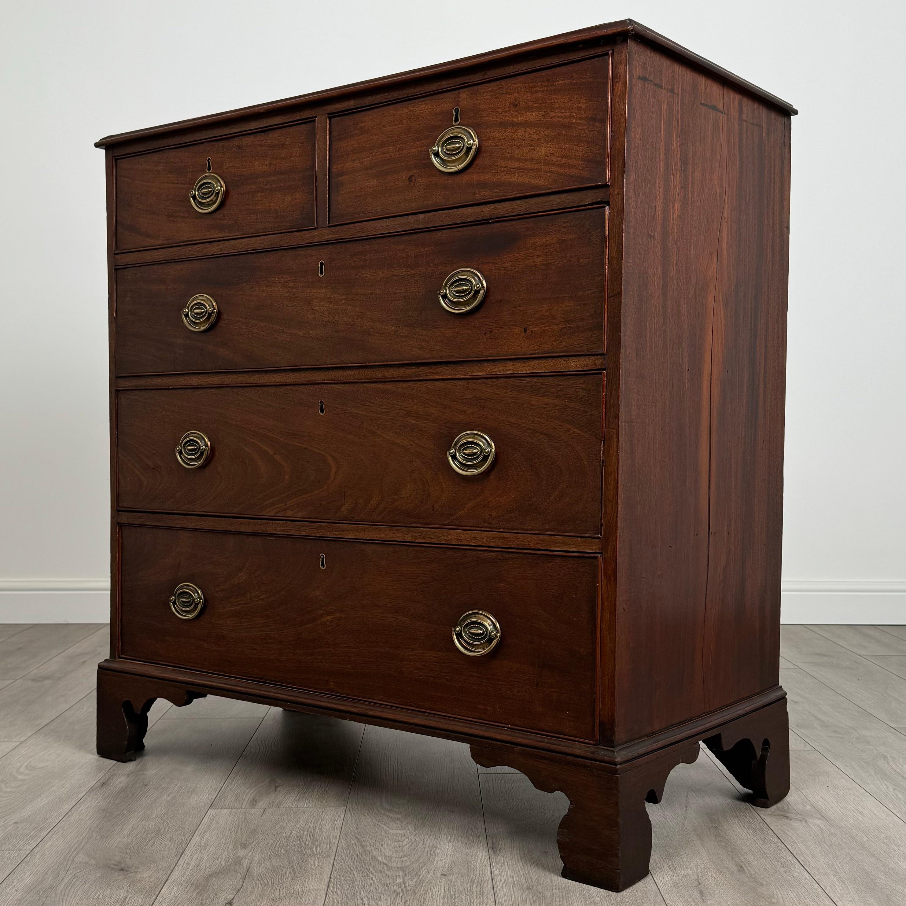 Britannique Commode ancienne du 18ème siècle en acajou ( REF AF-3657 ) en vente