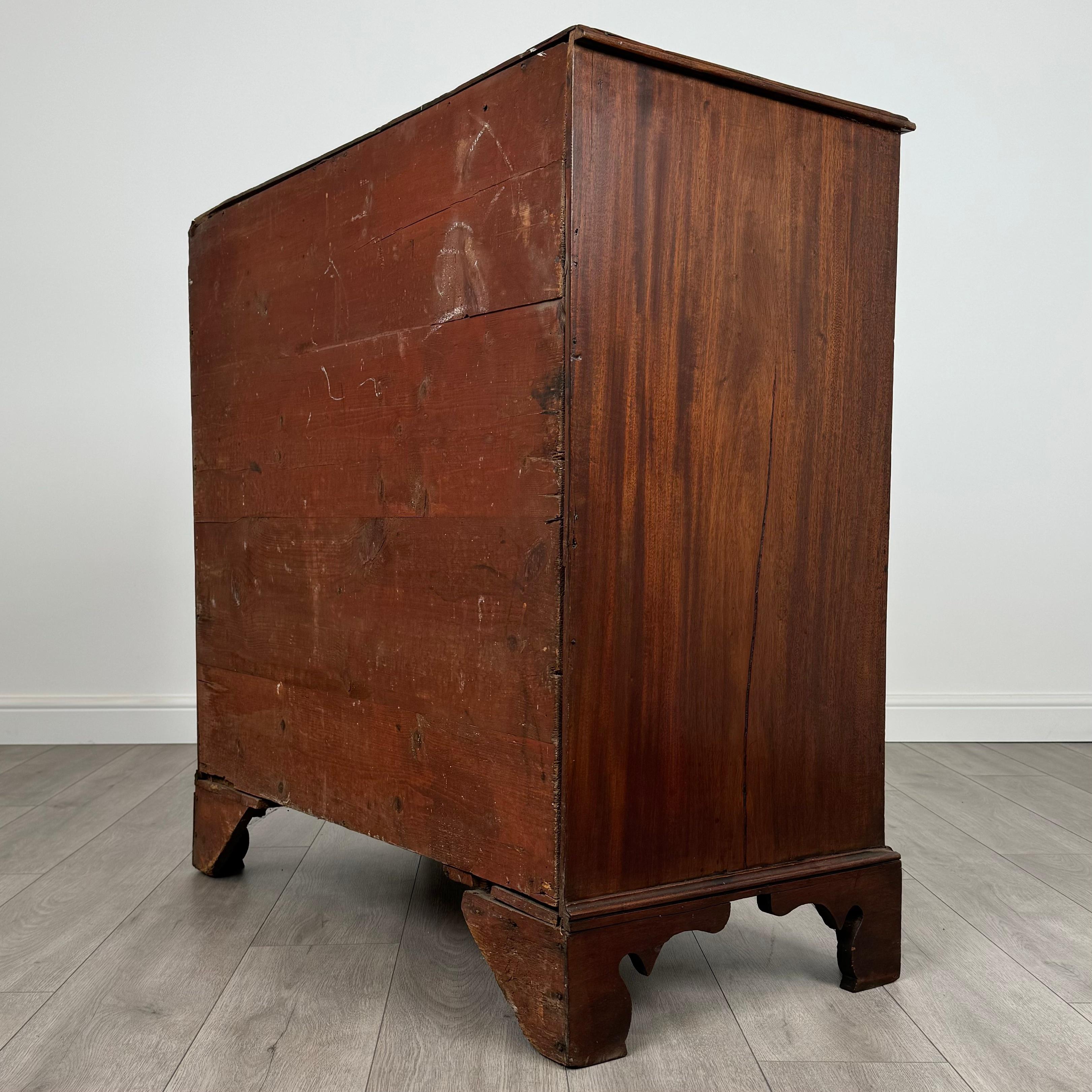 Commode ancienne du 18ème siècle en acajou ( REF AF-3657 ) en vente 1