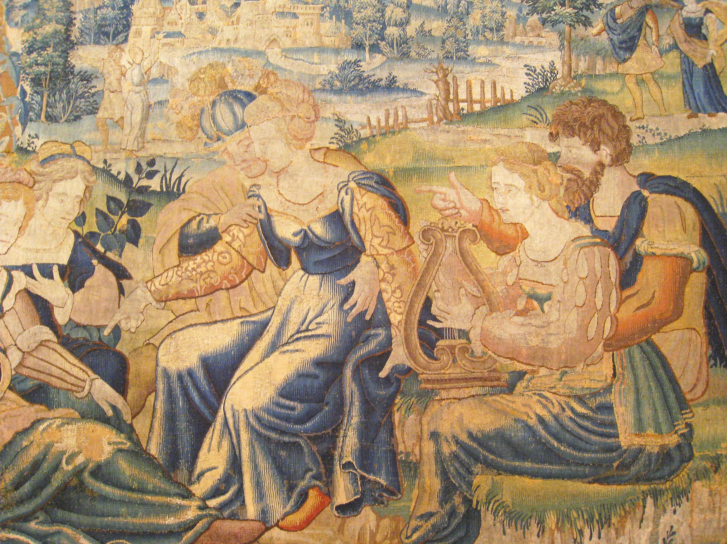 Antico arazzo mitologico fiammingo del XVIII secolo, dimensioni 11'0 H. x 12'6 L. Questo arazzo europeo d'epoca raffigura il dio greco Apollo, divinità delle arti, della poesia, dei raccolti e degli armenti, nonché presiedente della legge religiosa