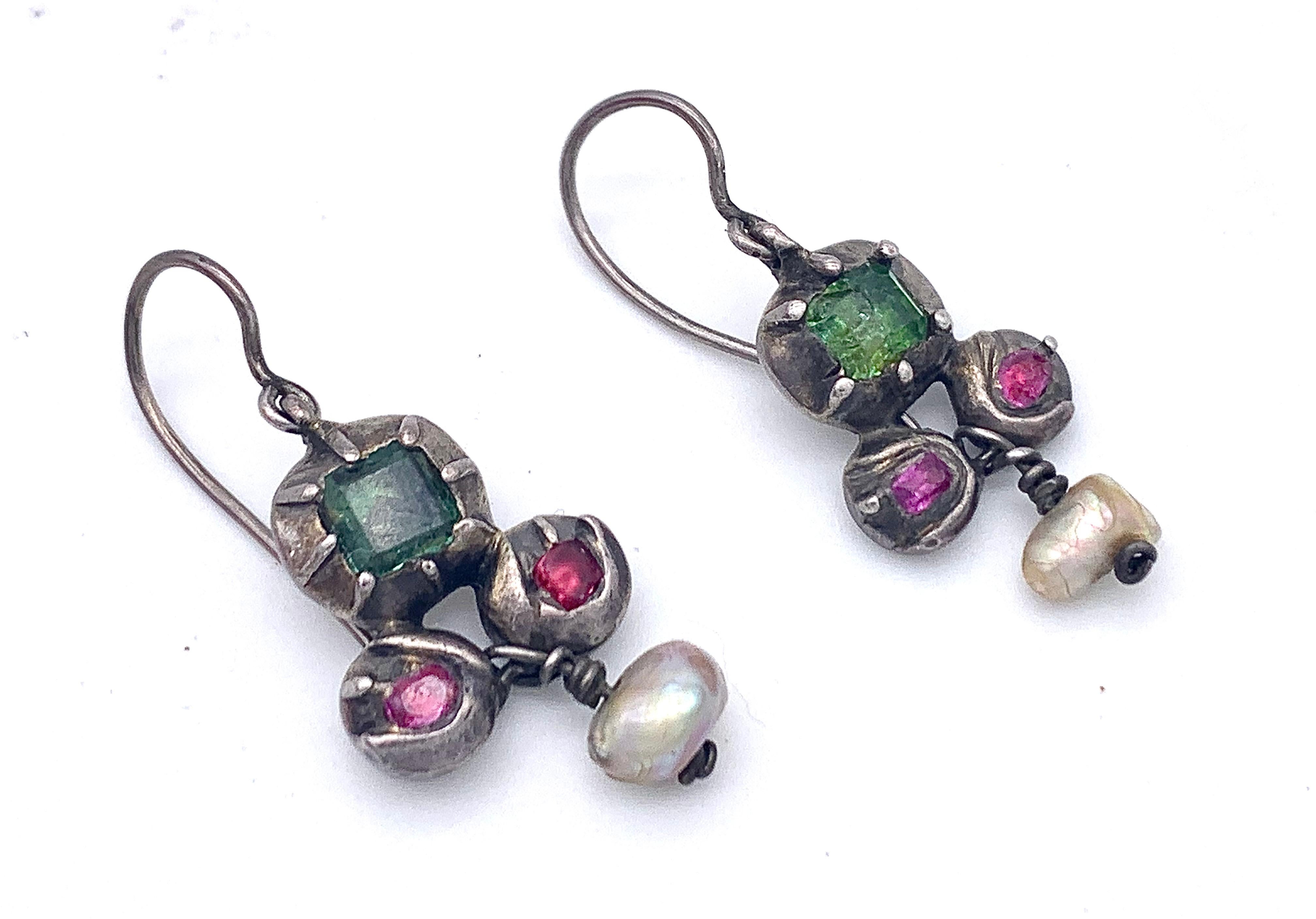 Antique 18th Century Flower Dangle Earrings Ruby Emerald  Baroque Pearl Silver In Good Condition For Sale In Munich, Bavaria