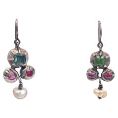 Antiquité 18ème siècle Boucles d'oreilles pendantes fleur Rubis Emeraude  Perle baroque A Silver