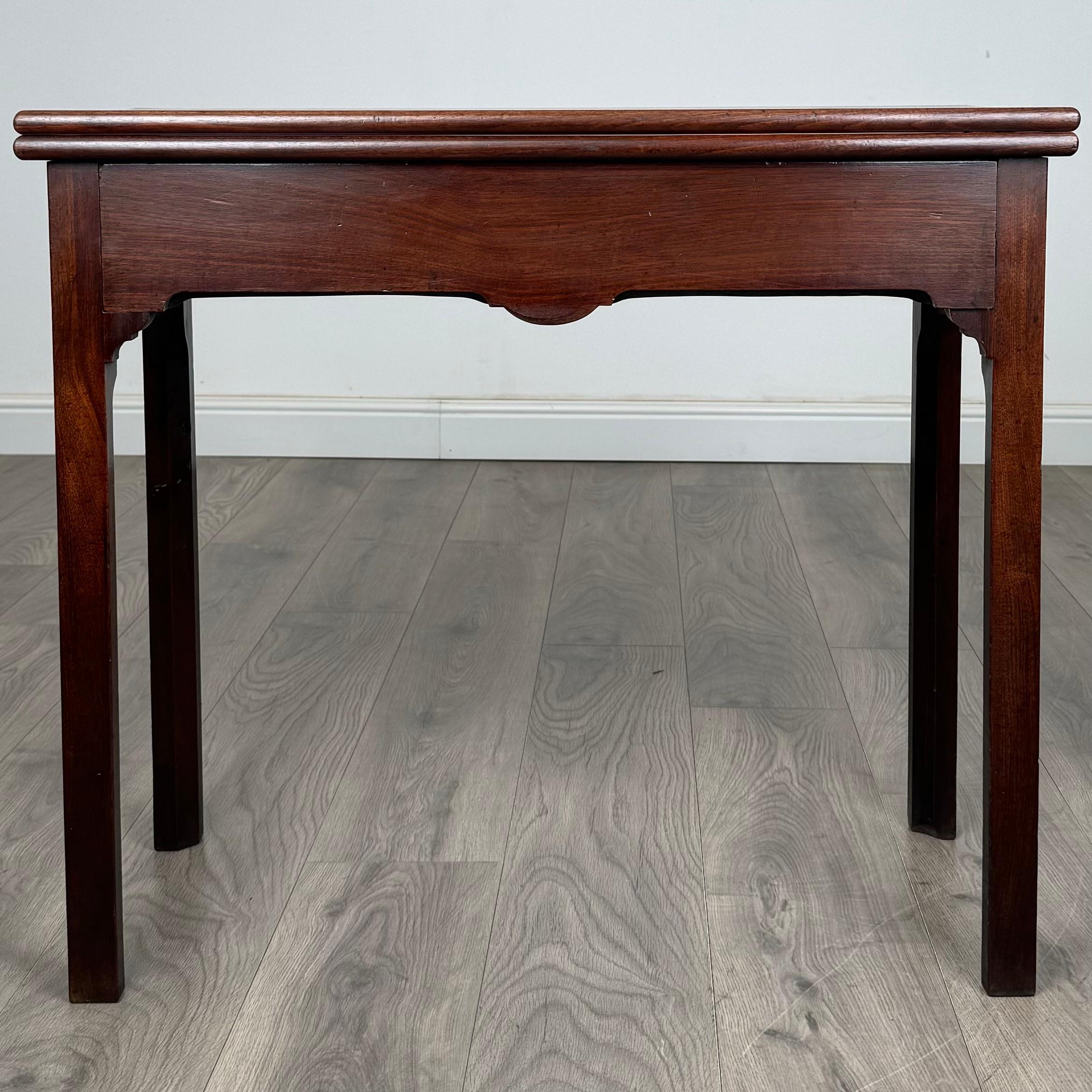 Table à thé du XVIIIe siècle en acajou, au design à la fois raffiné et simpliste. Cette pièce élégante est dotée d'un seul tiroir à l'avant, offrant un rangement pratique tout en conservant son charme discret. Elle repose sur de solides pieds carrés