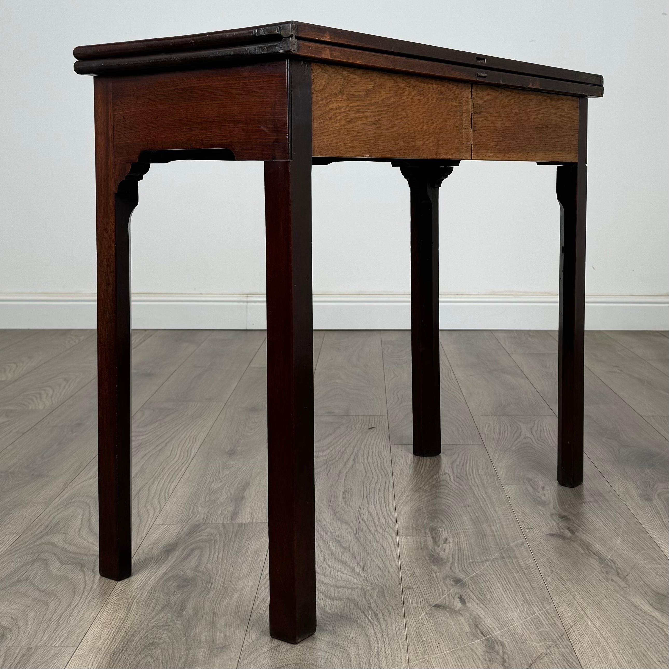 XVIIIe siècle et antérieur Table à thé d'antiquités du 18ème siècle en acajou (REF AF-3422) en vente