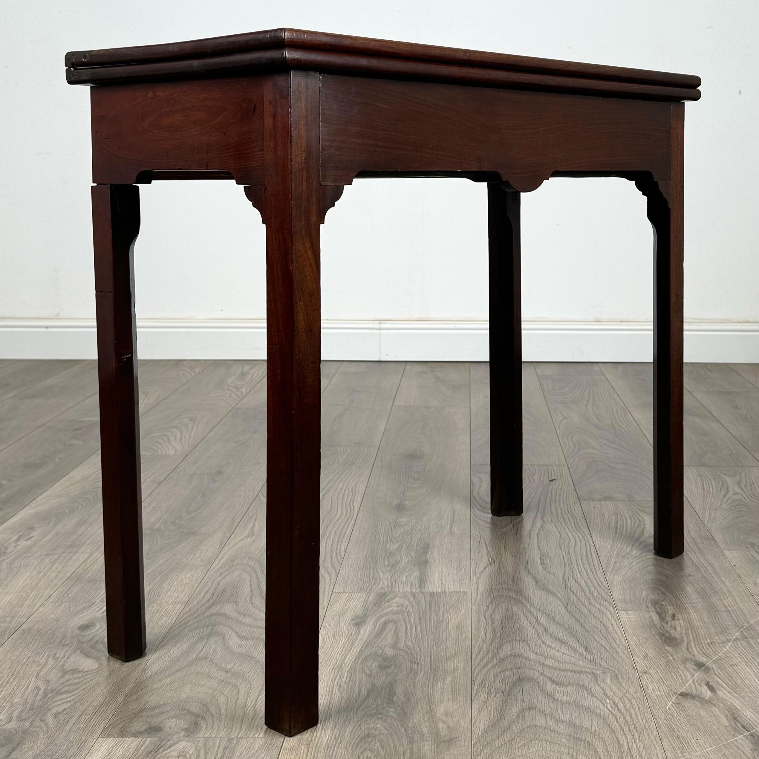 Table à thé d'antiquités du 18ème siècle en acajou (REF AF-3422) en vente 3