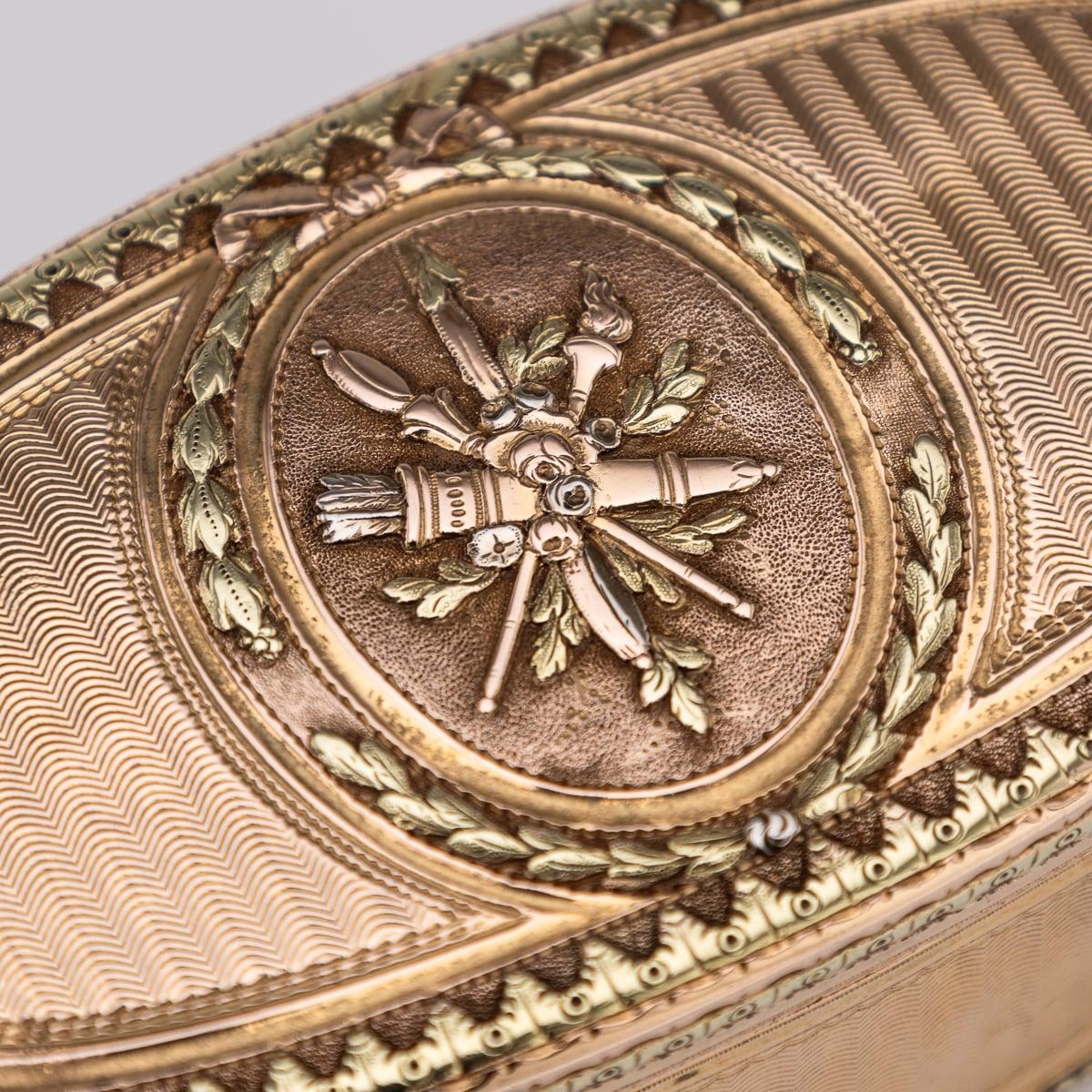 Ancienne tabatière française du XVIIIe siècle en or 18 carats à trois couleurs, Paris c.1770 en vente 3