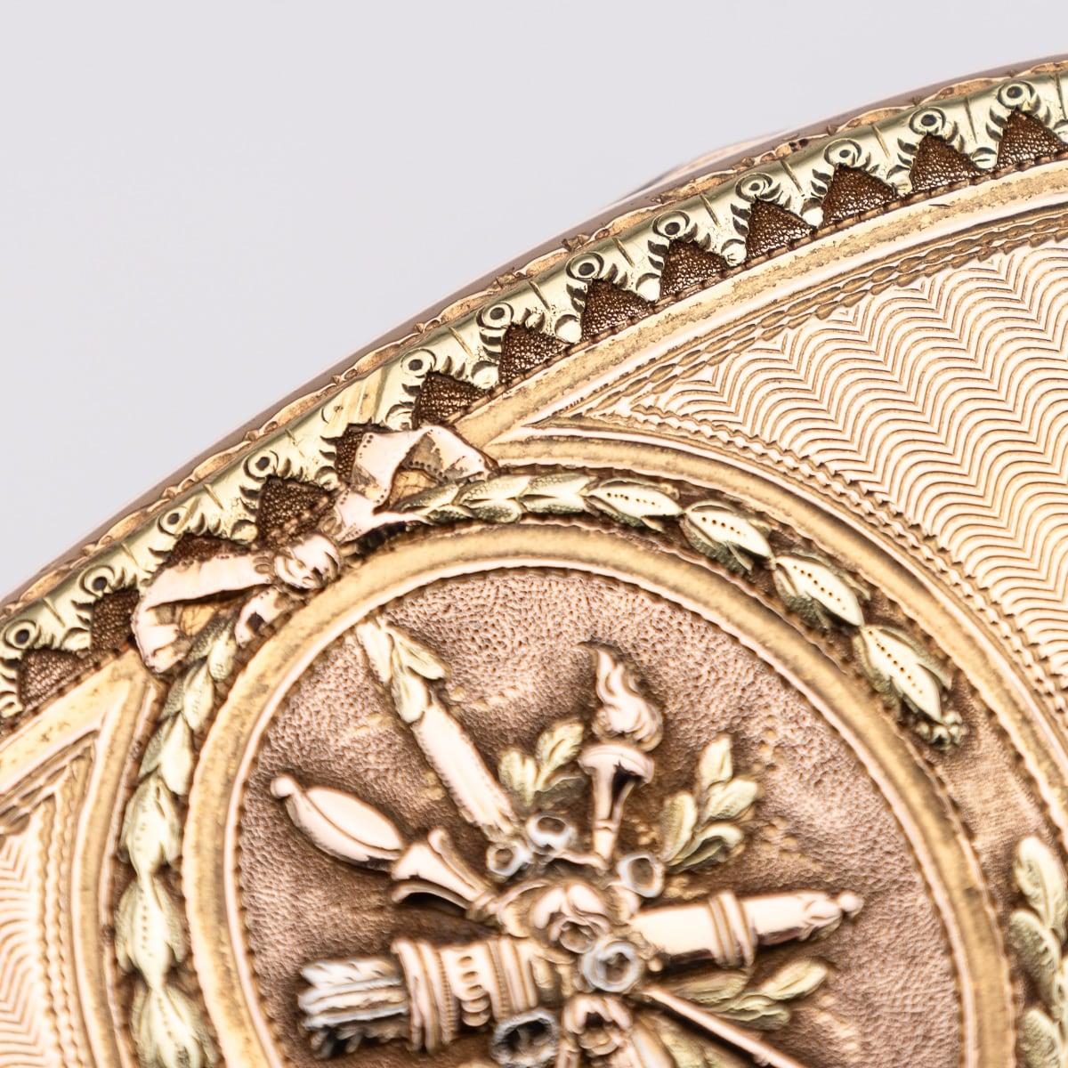 Ancienne tabatière française du XVIIIe siècle en or 18 carats à trois couleurs, Paris c.1770 en vente 4