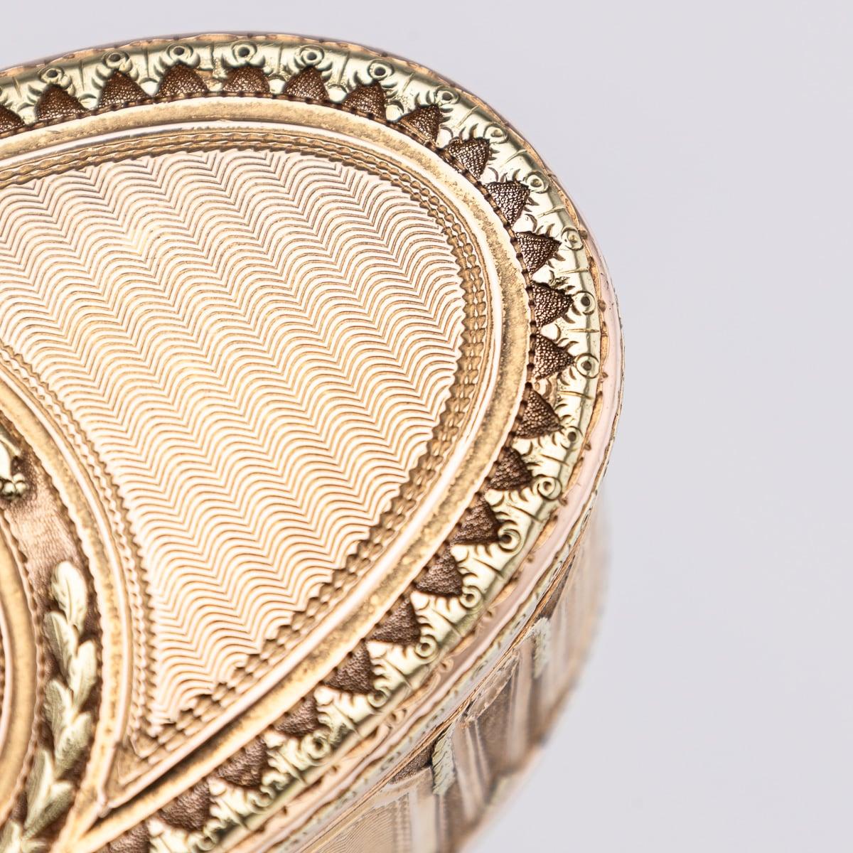 Ancienne tabatière française du XVIIIe siècle en or 18 carats à trois couleurs, Paris c.1770 en vente 6