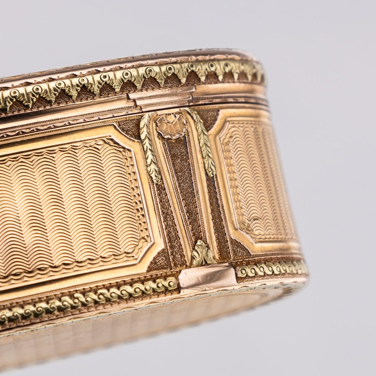 Ancienne tabatière française du XVIIIe siècle en or 18 carats à trois couleurs, Paris c.1770 en vente 7