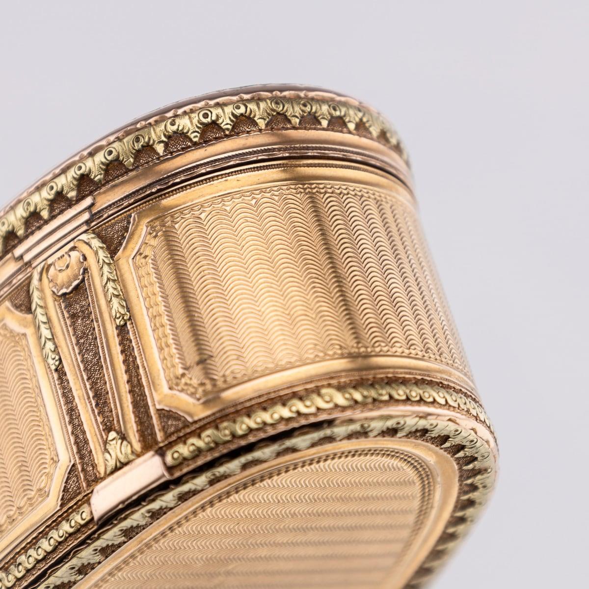 Ancienne tabatière française du XVIIIe siècle en or 18 carats à trois couleurs, Paris c.1770 en vente 8