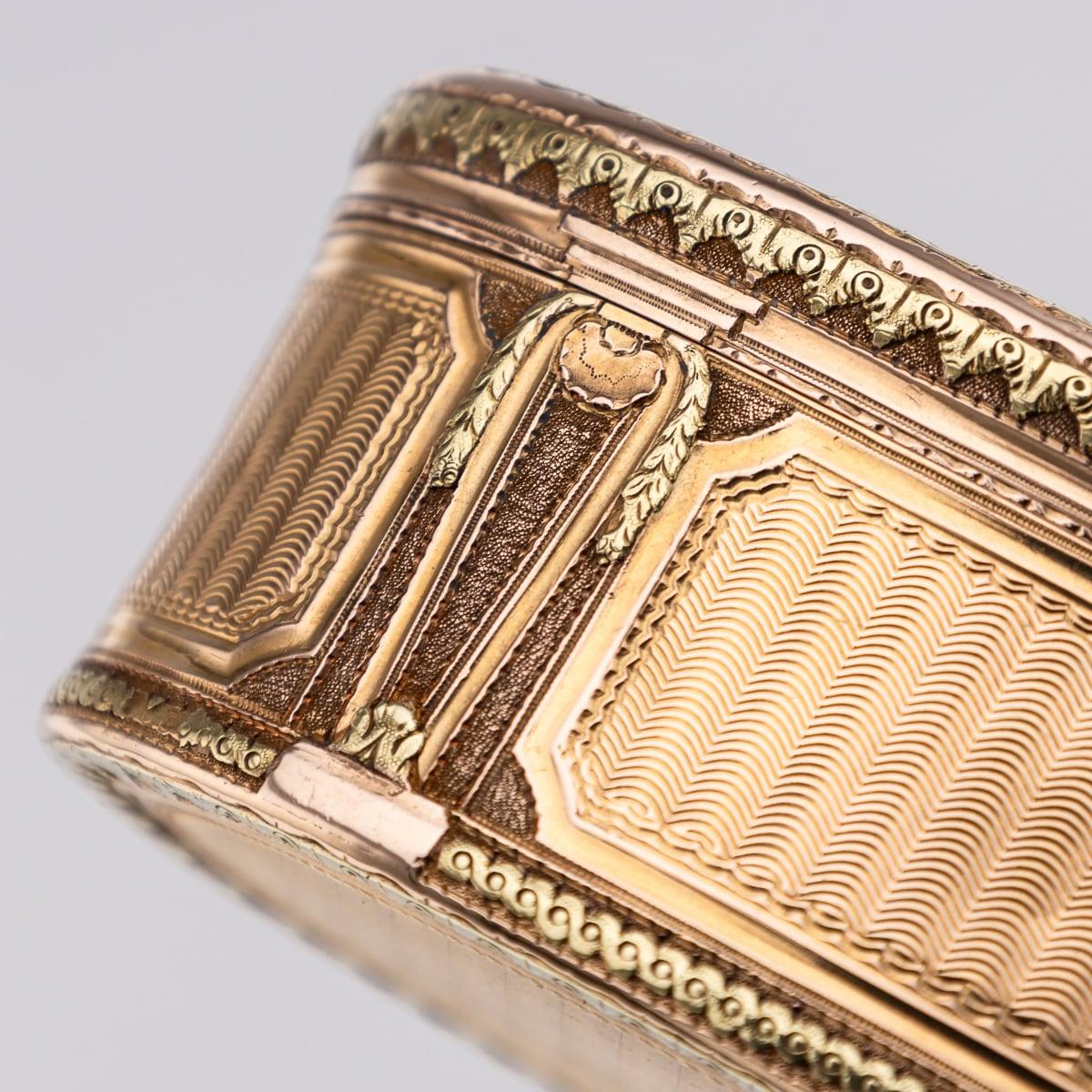 Ancienne tabatière française du XVIIIe siècle en or 18 carats à trois couleurs, Paris c.1770 en vente 11