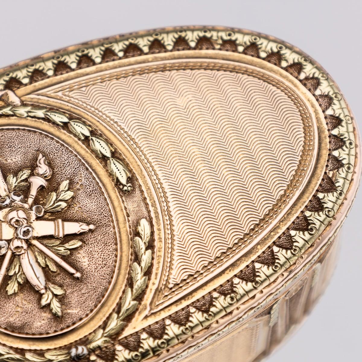 Ancienne tabatière française du XVIIIe siècle en or 18 carats à trois couleurs, Paris c.1770 en vente 12