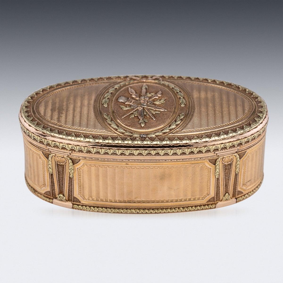 Autre Ancienne tabatière française du XVIIIe siècle en or 18 carats à trois couleurs, Paris c.1770 en vente