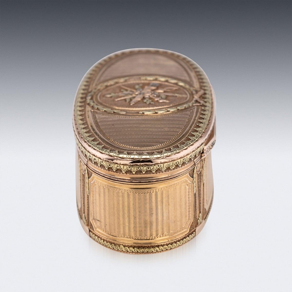 Français Ancienne tabatière française du XVIIIe siècle en or 18 carats à trois couleurs, Paris c.1770 en vente