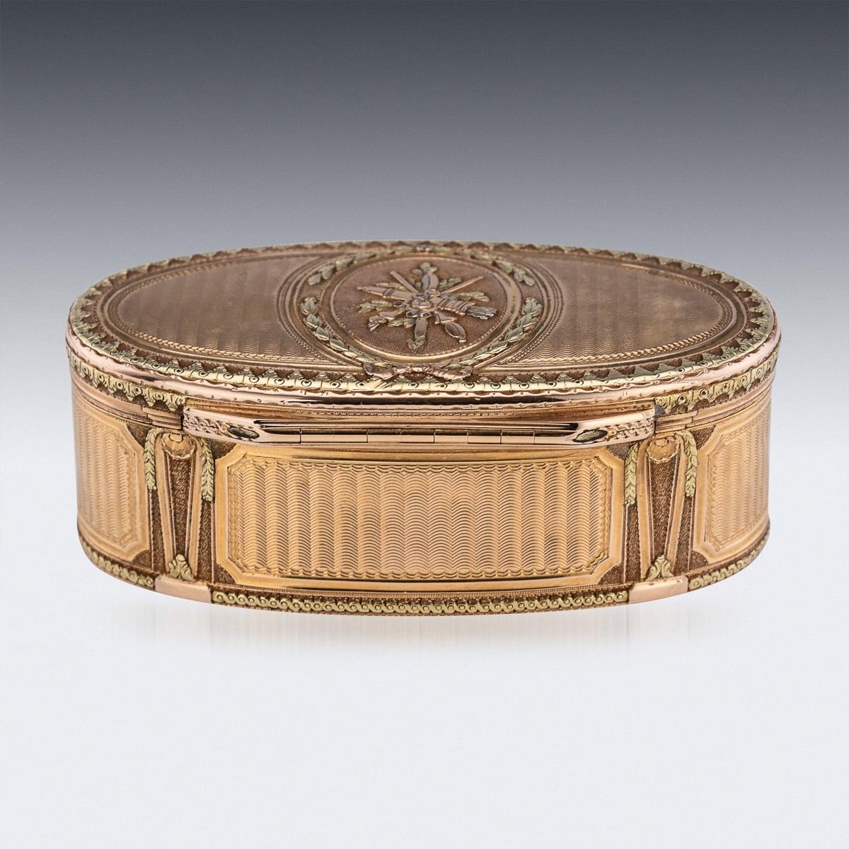 Ancienne tabatière française du XVIIIe siècle en or 18 carats à trois couleurs, Paris c.1770 Bon état - En vente à Royal Tunbridge Wells, Kent