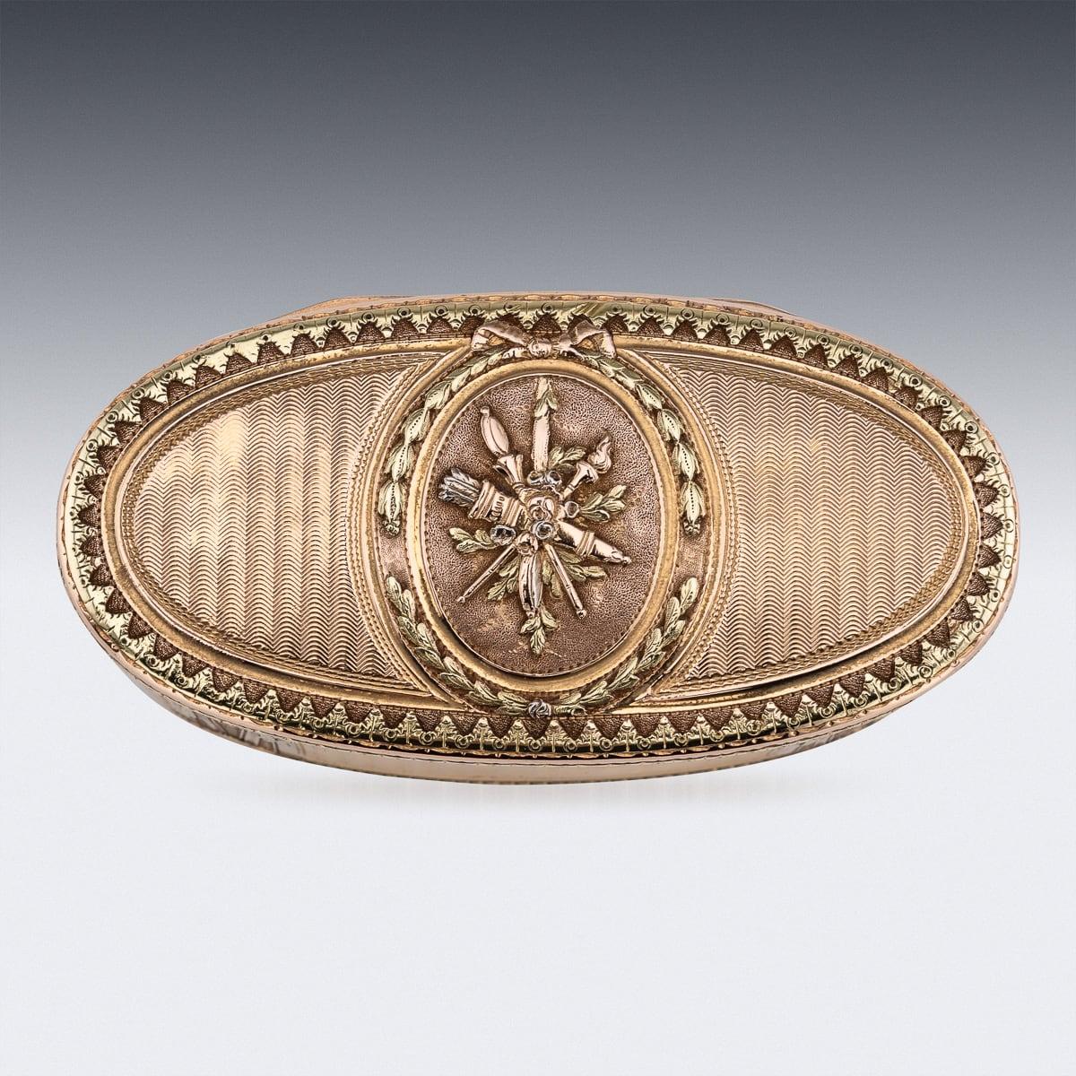 Or Ancienne tabatière française du XVIIIe siècle en or 18 carats à trois couleurs, Paris c.1770 en vente