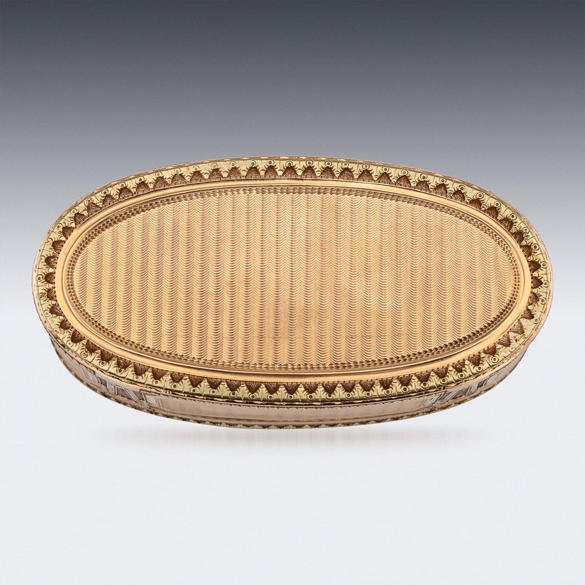 Ancienne tabatière française du XVIIIe siècle en or 18 carats à trois couleurs, Paris c.1770 en vente 1