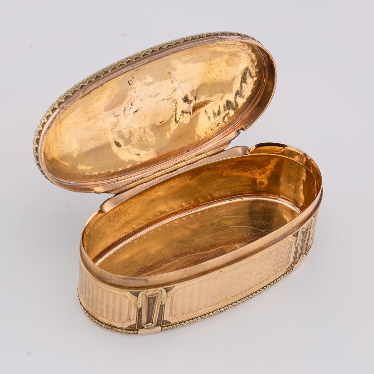 Ancienne tabatière française du XVIIIe siècle en or 18 carats à trois couleurs, Paris c.1770 en vente 2