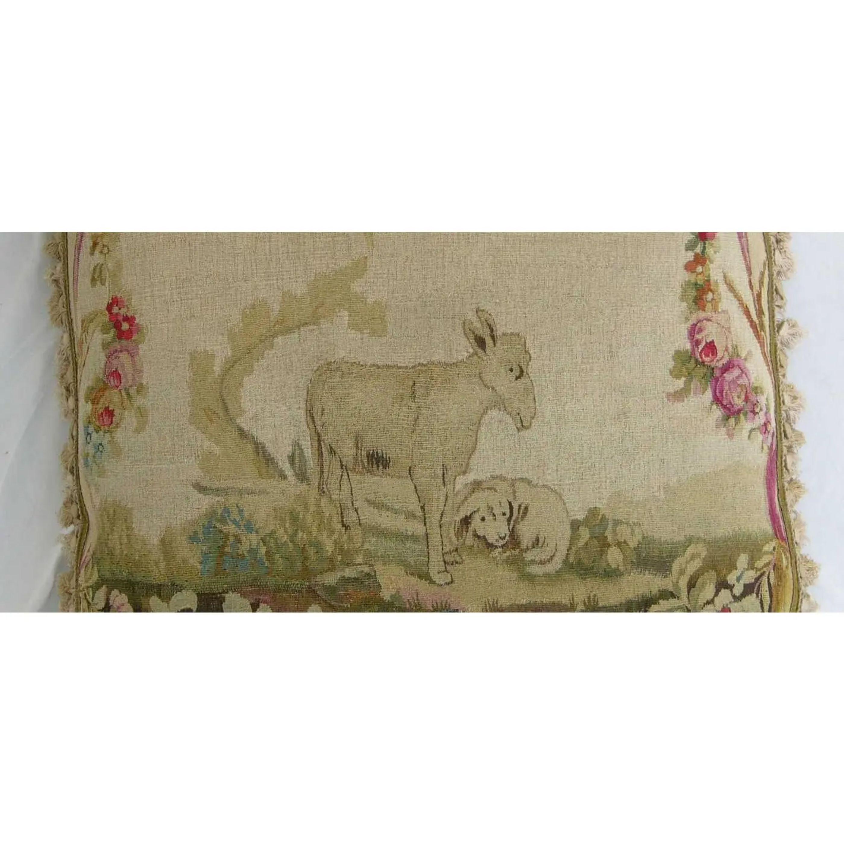 Français Coussin français ancien en tapisserie d'Aubusson du 18ème siècle en vente