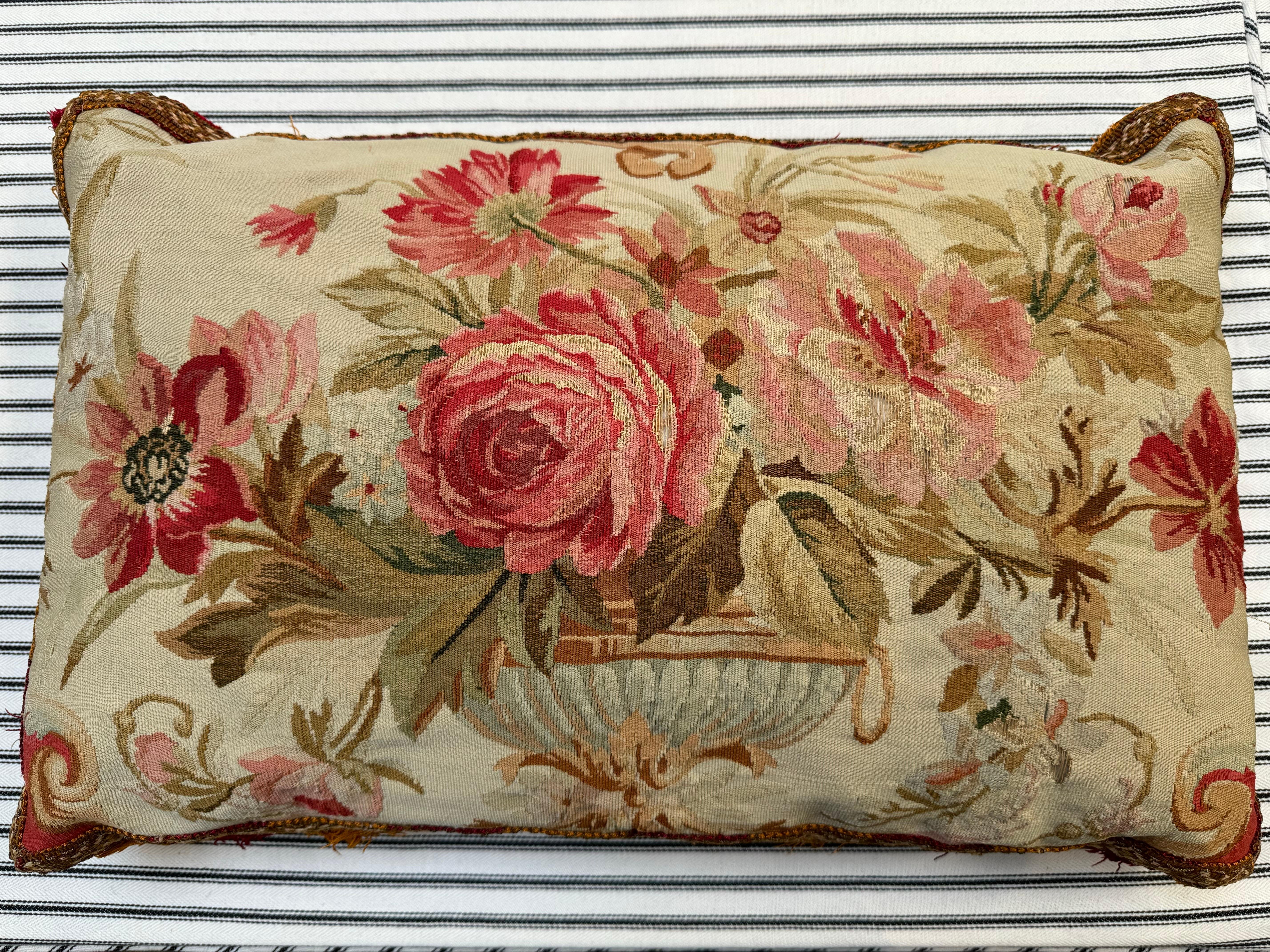 Splendido cuscino lombare in arazzo francese Beauvais del XVIII secolo che misura 14 x 21 pollici.

Condizioni eccellenti.

Spedizione gratuita!

Gli splendidi e opulenti arazzi conosciuti come arazzi di Beauvais furono tessuti nella manifattura di